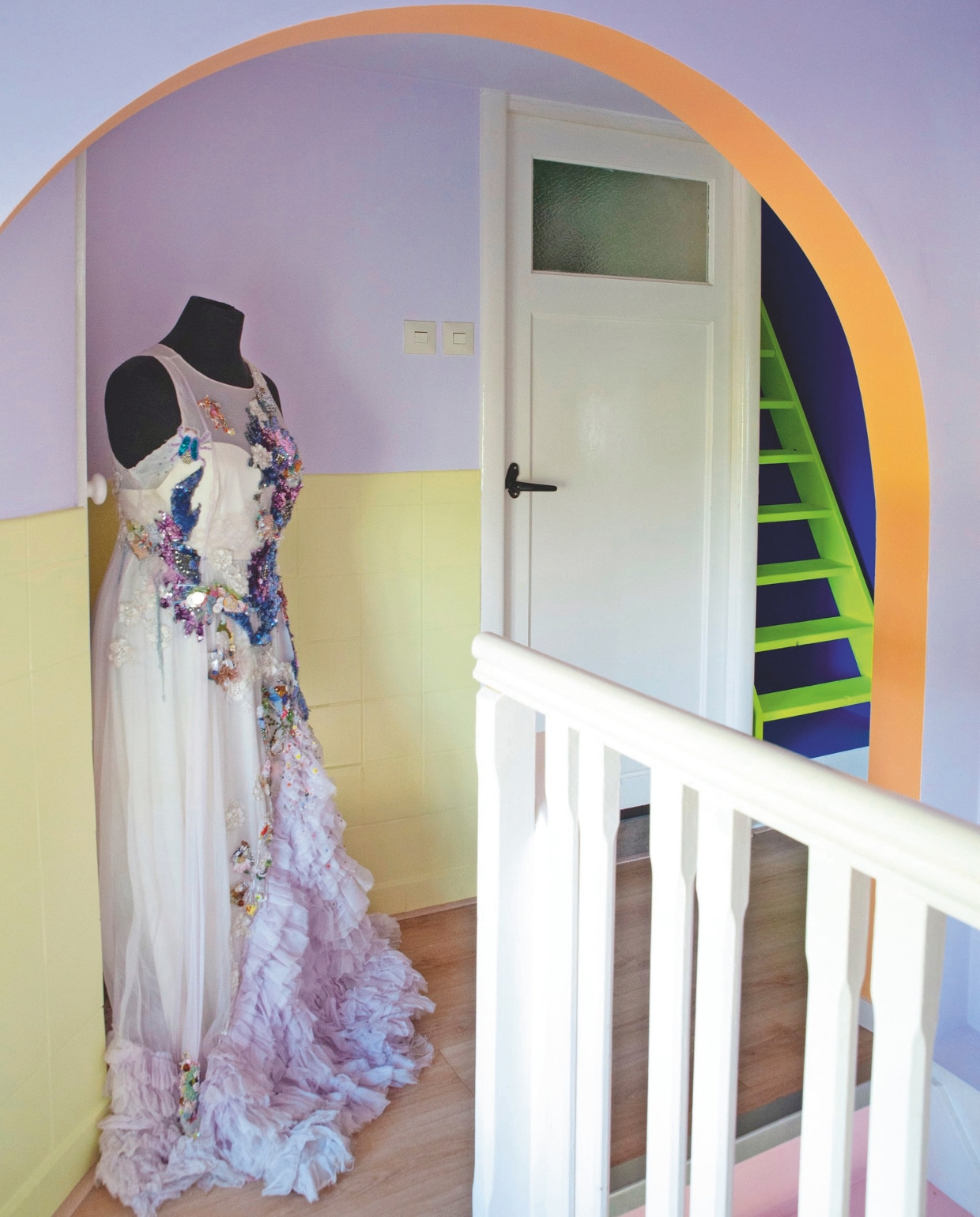 Verfkleuren Reflexgeel van Amsterdam Acrylverf (zoldertrap), Electric Blue van YesColours (blauw), GN 048-12 van Gamma (lila), S 0530-G80Y NSC kleurcode voor elk verfmerk (geel) en 0834-Y30R Ogenblik van Histor (oranje). Trouwjurk maatwerk door Maison the Faux. vtwonen DIY special 10 | styling Ilona Jongepier | fotografie Dana van Leeuwen