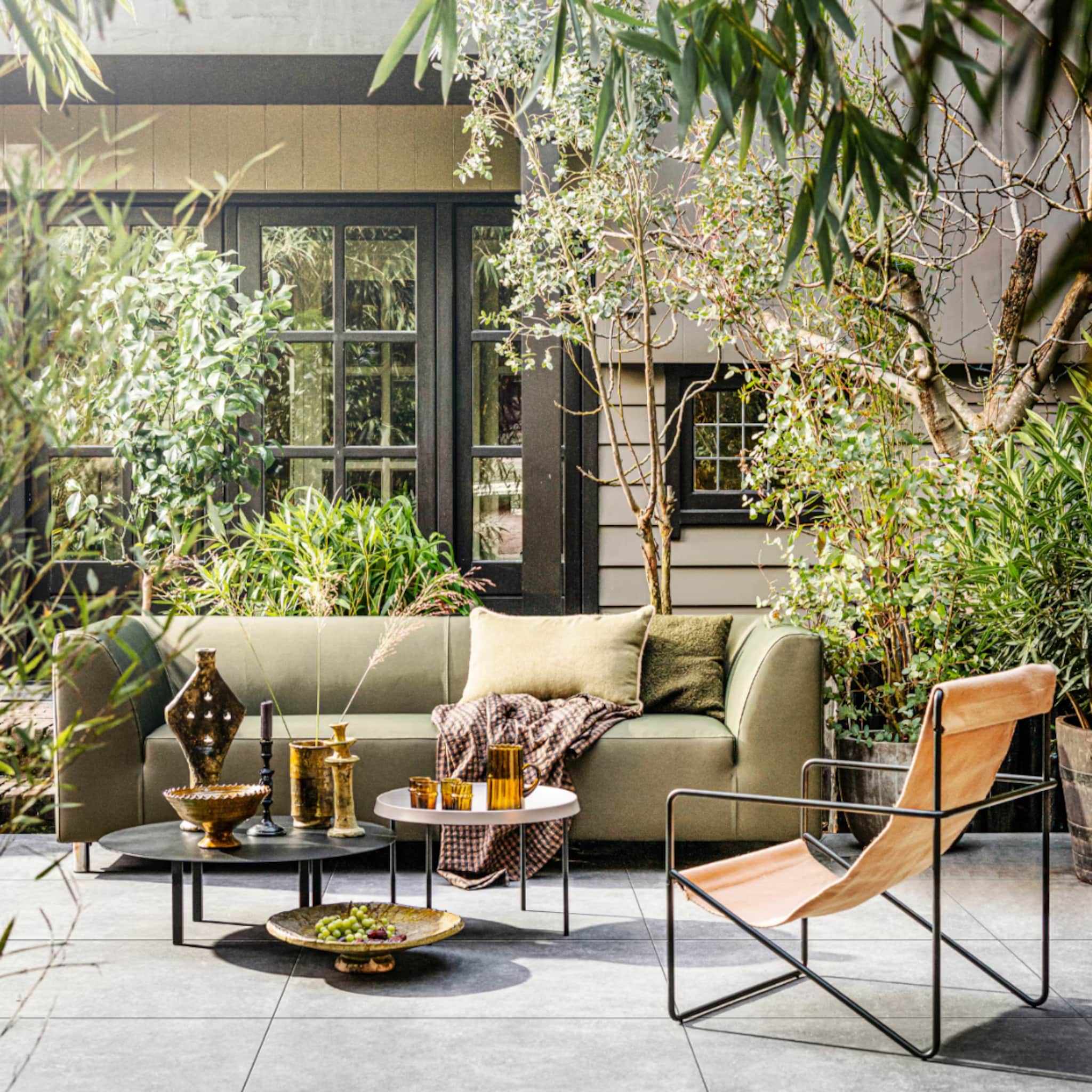 Tuin met een groene loungebank