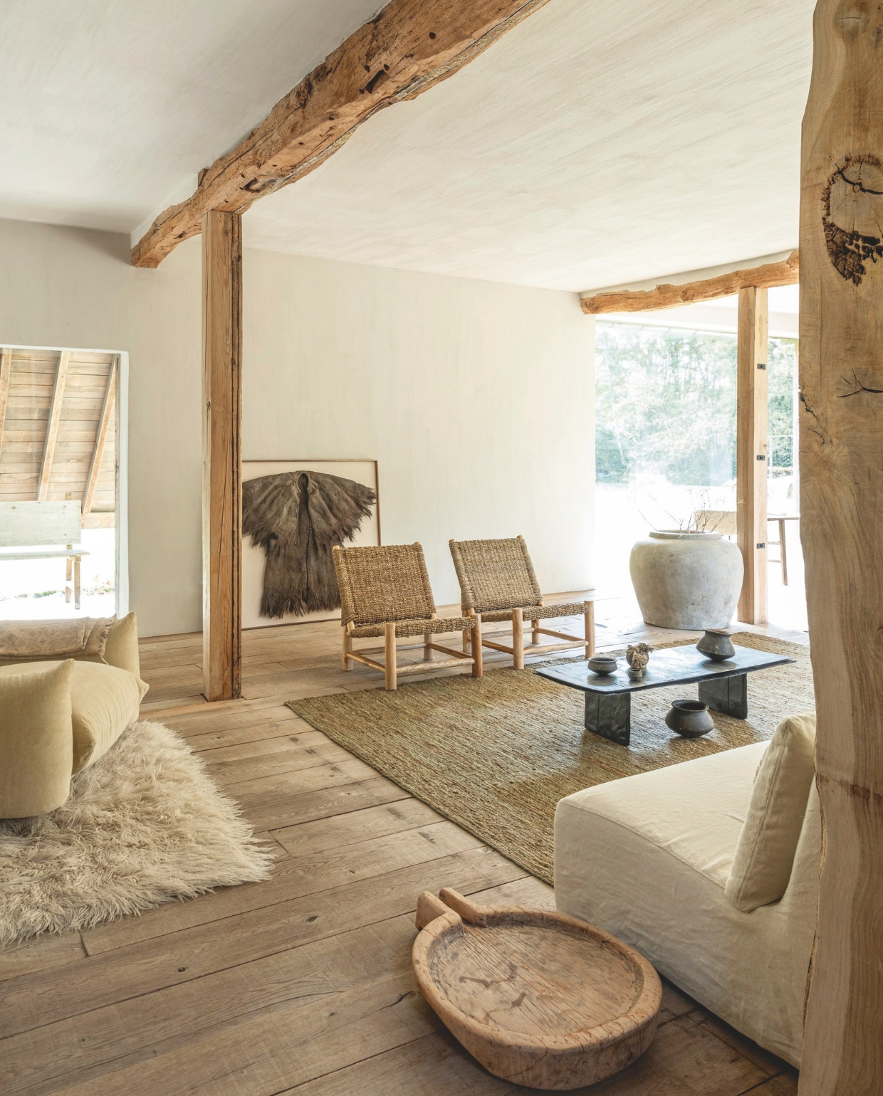 Katoenen bank, op maat gemaakt, en hennep kleed Moka Tales. Teakhouten fauteuils uit Indonesië. Ingelijste kunst Raincloth Chinees antiek. vtwonen landelijk 01-2025 | styling Marc Heldens | fotografie Verne Photography