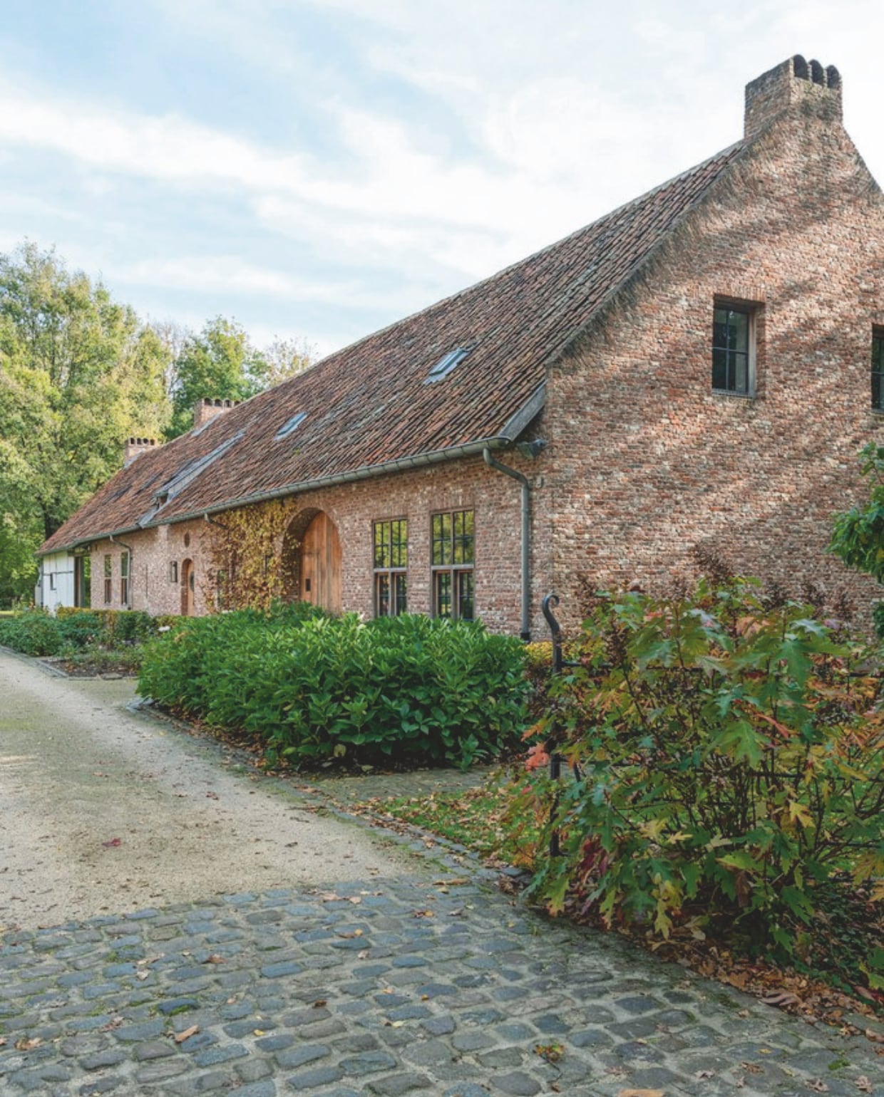 De langgevelhoeve stamt uit 1842. vtwonen landelijk 01-2025 | styling Marc Heldens | fotografie Verne Photography