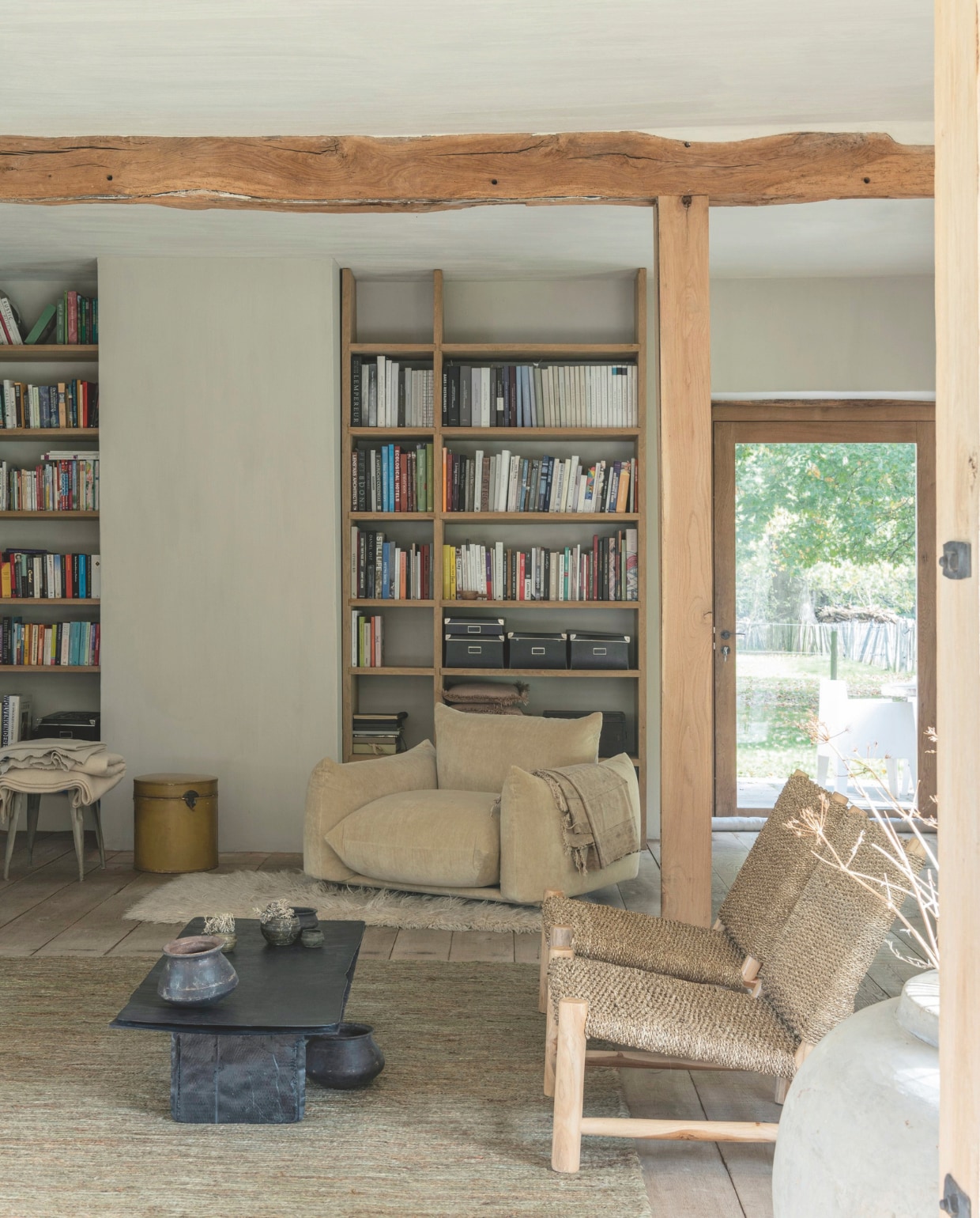 Fauteuil Marenco van Arflex. Houten stoelen en hennep vloerkleed Moka Tales. vtwonen landelijk 01-2025 | styling Marc Heldens | fotografie Verne Photography