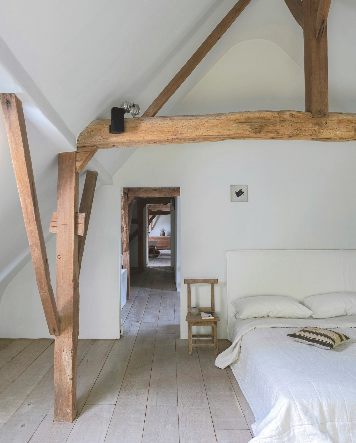 Bed van Gervasoni. Kunstwerk Sonja Geens. Stoel antiek. vtwonen landelijk 01-2025 | styling Marc Heldens | fotografie Verne Photography