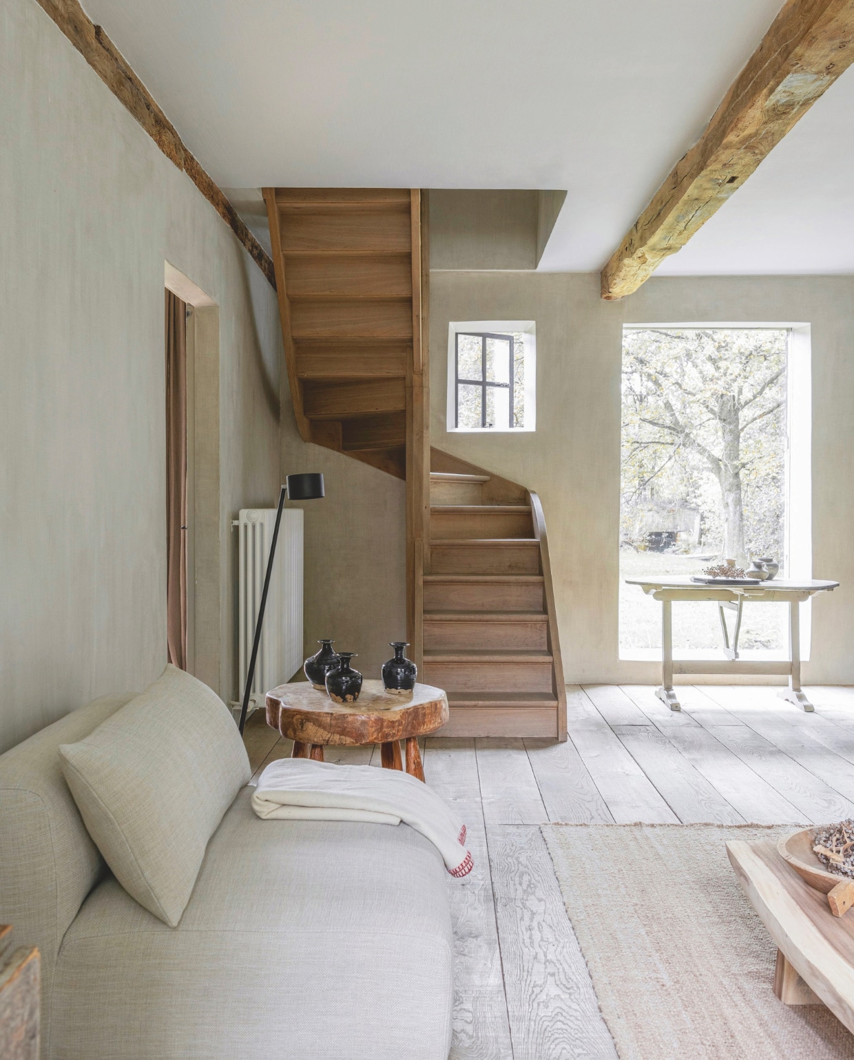 Houten trap naar slaapkamers van het vakantieverblijf op maat gemaakt. vtwonen landelijk 01-2025 | styling Marc Heldens | fotografie Verne Photography