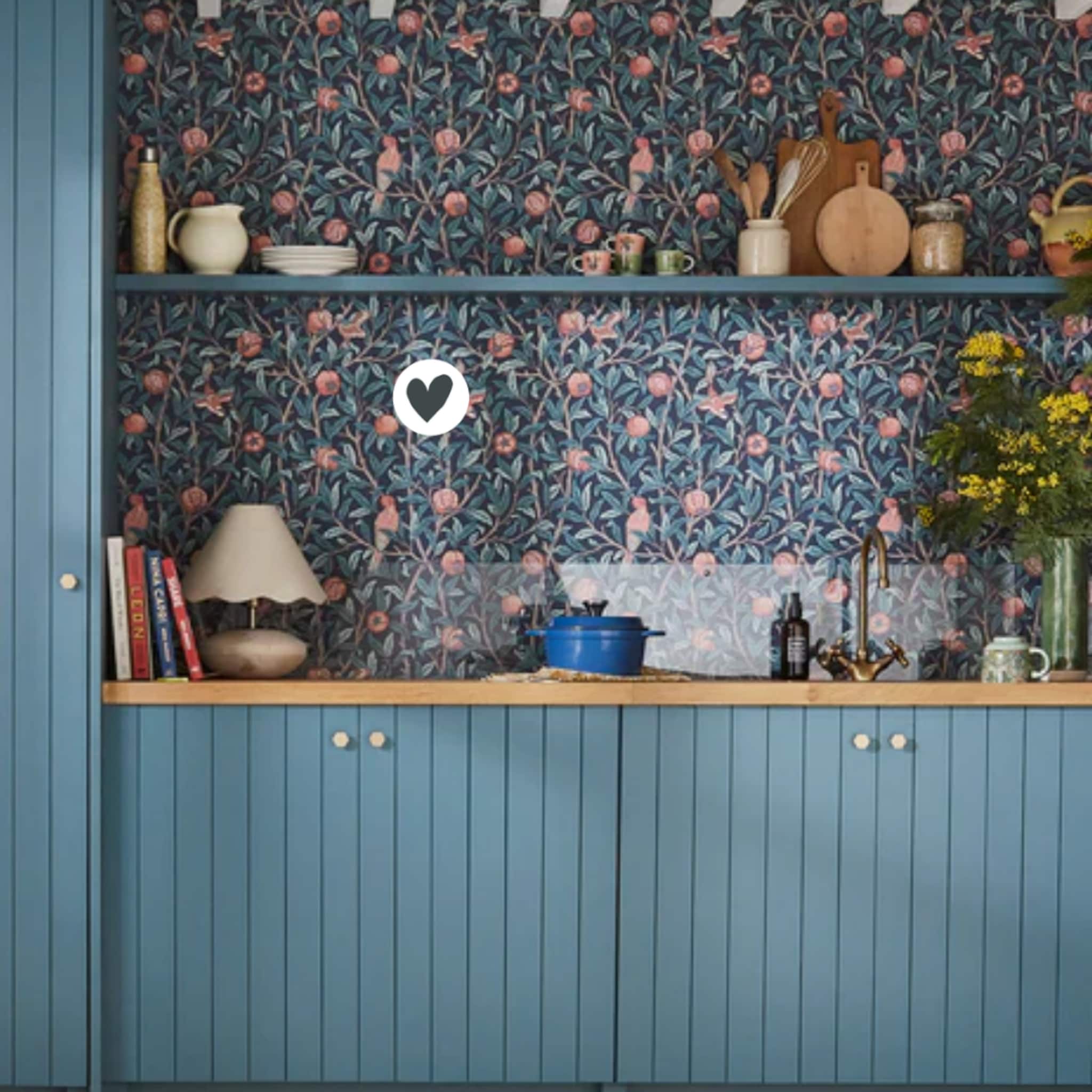 Blauwe keuken met bloemetjesbehang