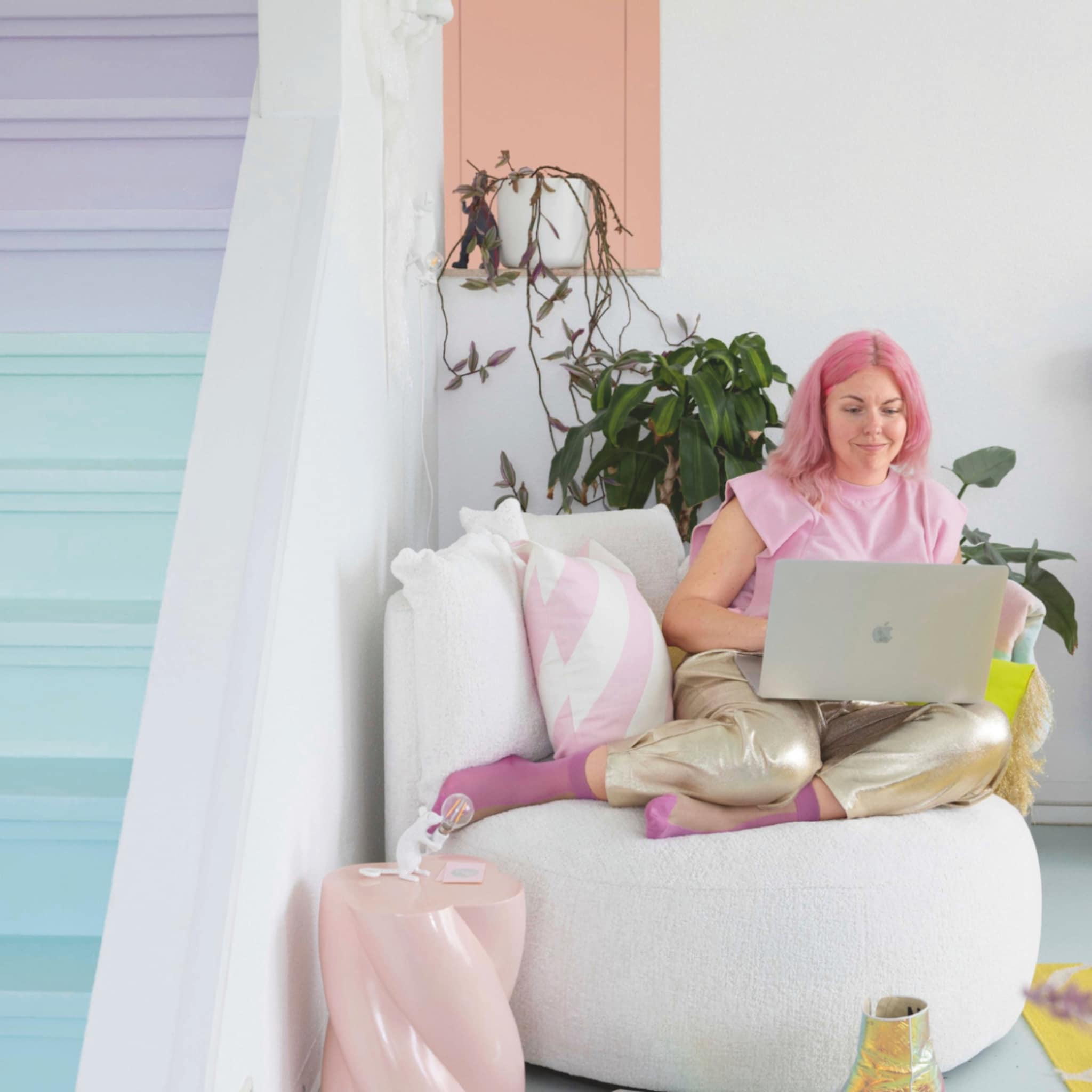 Kleurrijke woning met een regenboogtrap