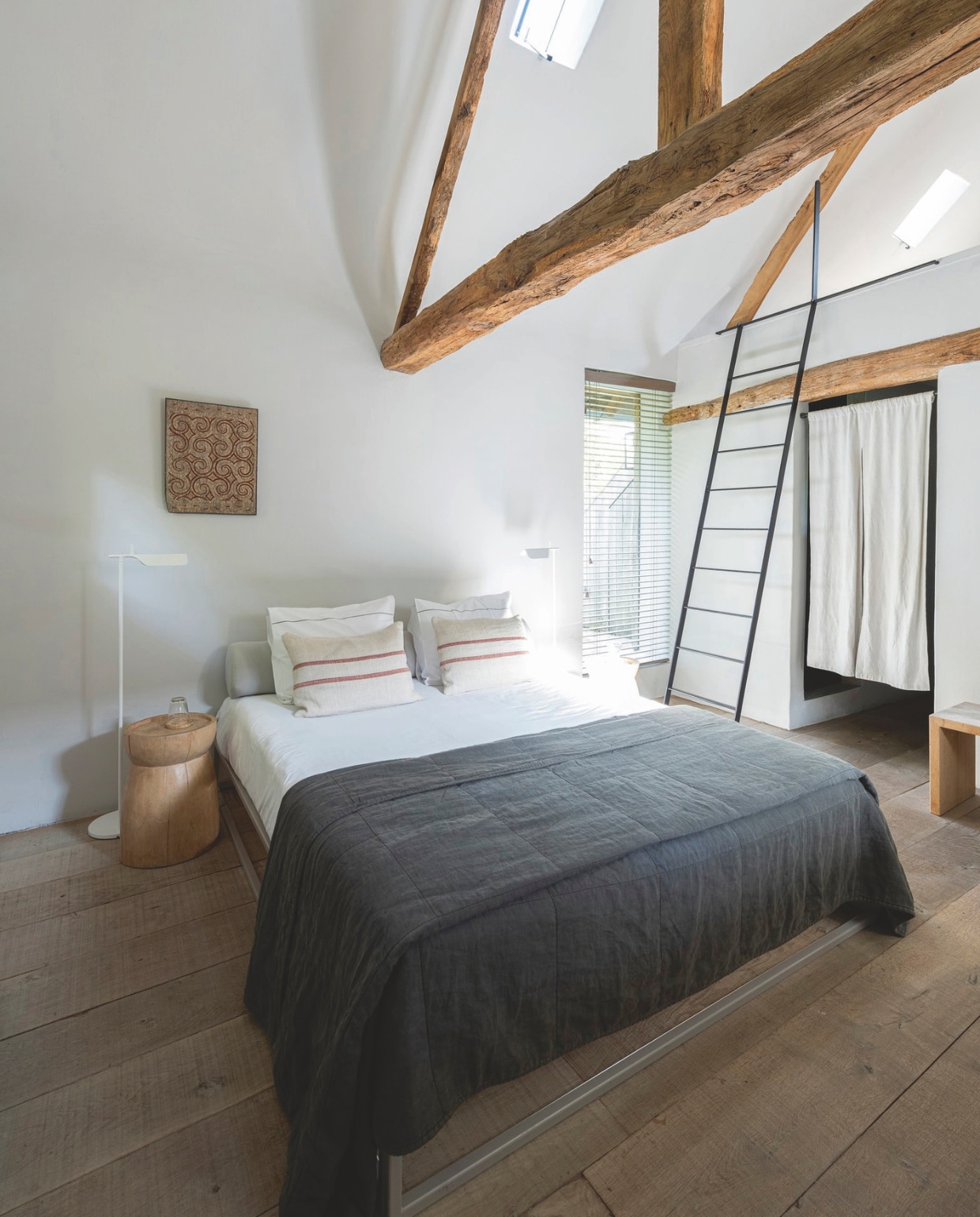 Bed Asha. Houten nachttafels antiek. Witte lamp Tab. Muurdecoratieantiek Chinees deurpaneel. vtwonen landelijk 01-2025 | styling Marc Heldens | fotografie Verne Photography