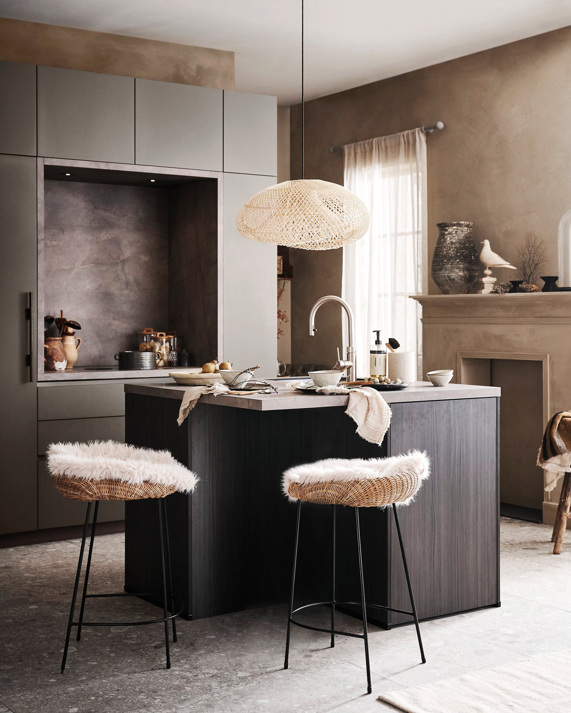 vtwonen x Mandemakers Tricolore keuken in agaatgrijszarahome.com (hangend dienblad, vloerkleed, tafelkleed, schapenvachten, servetten), hetkabinet.nl (stoel, kruk), hkliving.com (barkrukken), loods5.nl (vaas), rawmaterials.eu (hanglamp). styling Kim van Rossenberg | fotografie Sjoerd Eickmans