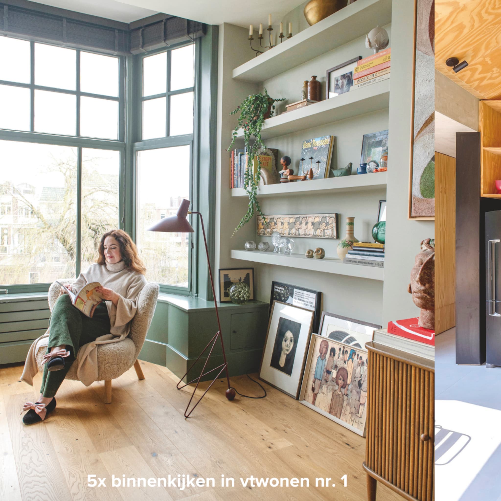 Binnenkijken in een huis met groene muren met houten planken