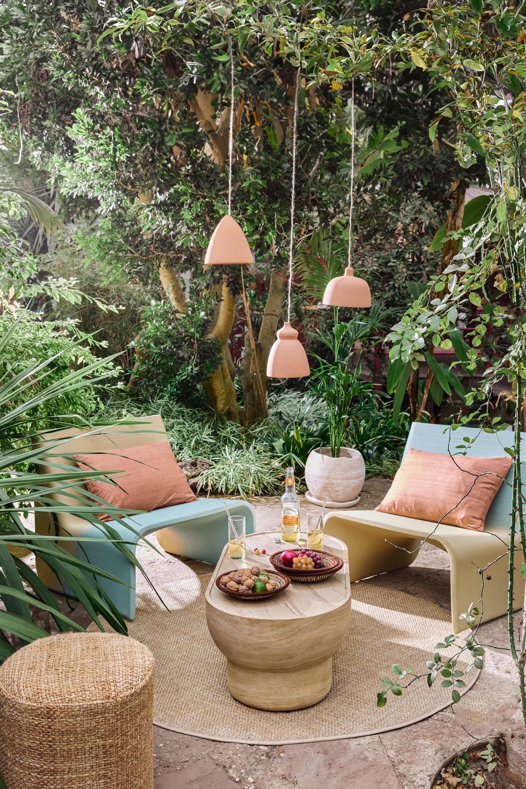 Kunststof loungestoelen Ermis, van gerecycled plastic, per stuk € 841,-(thenewraw.org). Hittebestendige glazen rietjes, per stuk € 1,25, hittebestendige glazen, per stuk € 3,95 (dille-kamille.nl). Betonnen salontafel Noble Ovaal Beige van Zuiver, 100x50x35 cm (lxbxh) € 789,-, bruine broodmand van Household Hardware, zeegras en wol, per stuk € 13,95, lamp Minimal Terra van Household Hardware met drie verschillende kappen € 39,50, juten buitenkleed Excellent Outdoor Bruin van Vloerkledenloods, 200 cm (Ø) € 169,-, juten poef Titos van Urban Nature Culture, 38x42 cm (Øxh) € 219,-, terracotta pot Terra van Urban Nature Culture, 40,5x34 cm (Øxh) € 269,-, kussens Almond van Urban Nature Culture, zijde en katoen, 60x40 cm, per stuk € 69,95 (shop.vtwonen.nl). vtwonen 03-2025 | styling Kelly van Gendt | fotografie Peggy Janssen