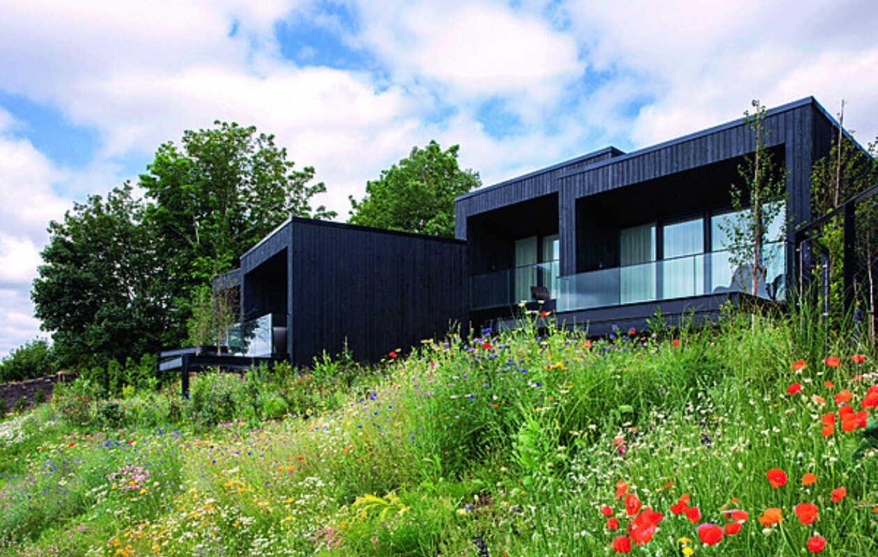 Naast de Woodland Suites zijn er ook River Suites. Vanaf de balkons is er een panoramisch zicht op de rivier Lee en de stad Cork. Stijlvol Wonen 01-2025 | productie Living Inside | fotografie Ruth Maria Murphy