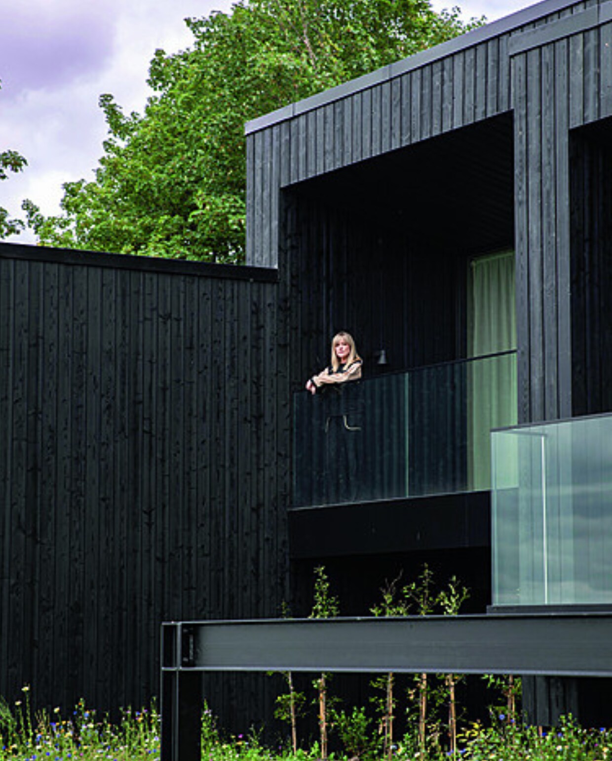 Interieurontwerper Róisín Lafferty op het balkon van de suites die ze inrichtte. Stijlvol Wonen 01-2025 | productie Living Inside | fotografie Ruth Maria Murphy