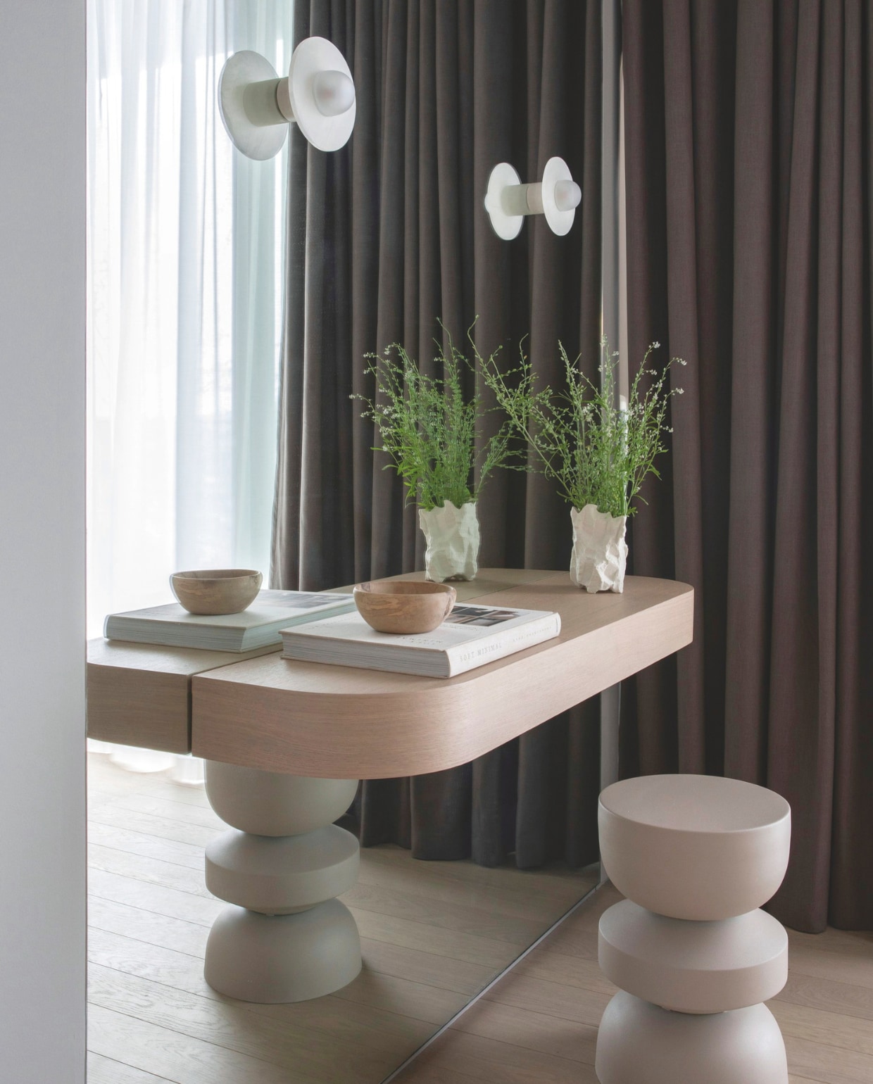 De zwevende kaptafel in een Woodland Suite. Wandlamp Alba Simple Wall van Contain. Stijlvol Wonen 01-2025 | productie Living Inside | fotografie Ruth Maria Murphy
