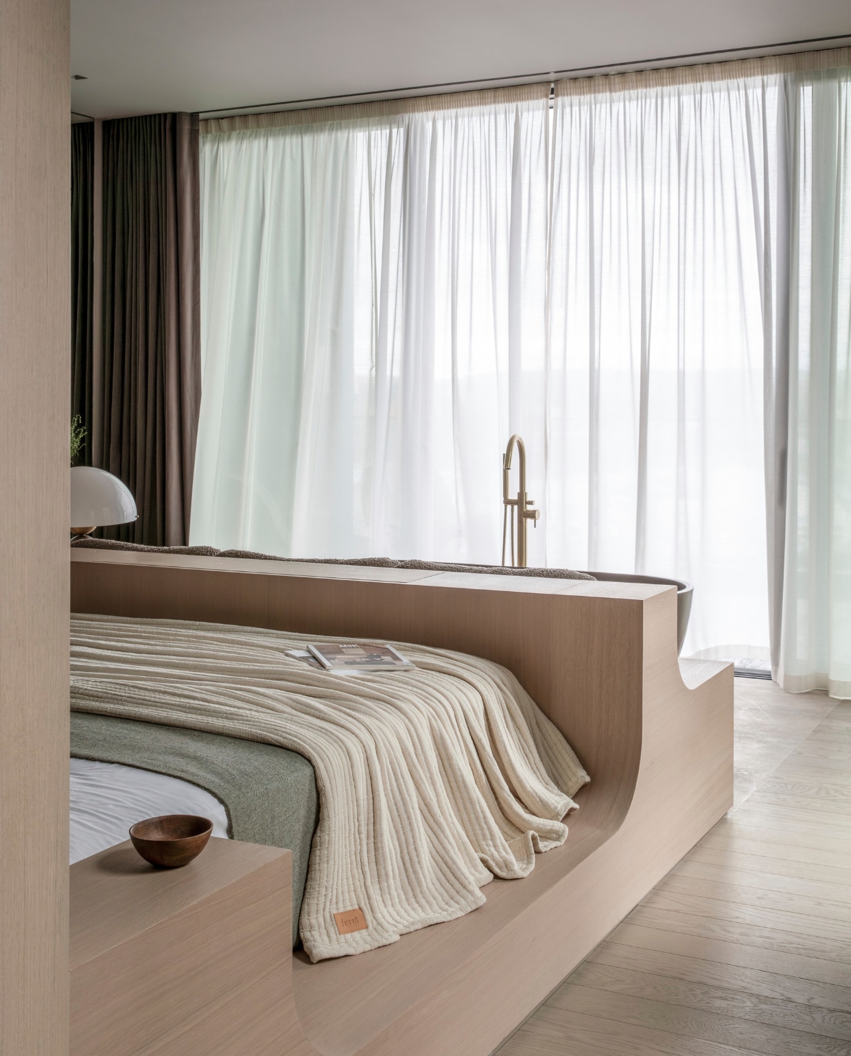 Achter het bed en de rijstpapieren luiken bevindt zich de ontbijtbar met barkrukken van Orior Furniture. Stijlvol Wonen 01-2025 | productie Living Inside | fotografie Ruth Maria Murphy