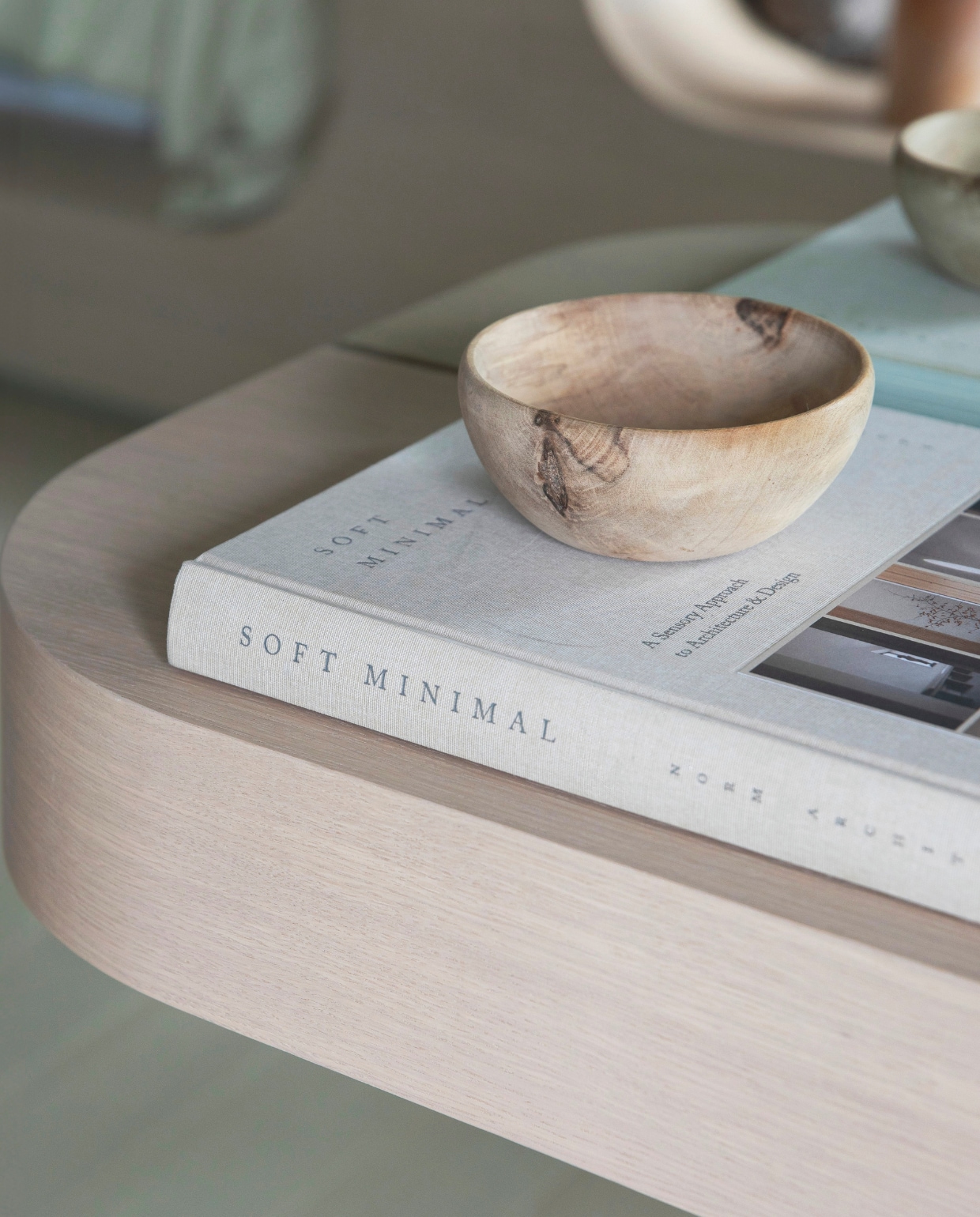 Accessoires en maatwerk in natuurlijke materialen dragen bij aan de rustgevende sfeer in de suite. Boek Soft Minimal, uitgegeven door Gestalten. Stijlvol Wonen 01-2025 | productie Living Inside | fotografie Ruth Maria Murphy