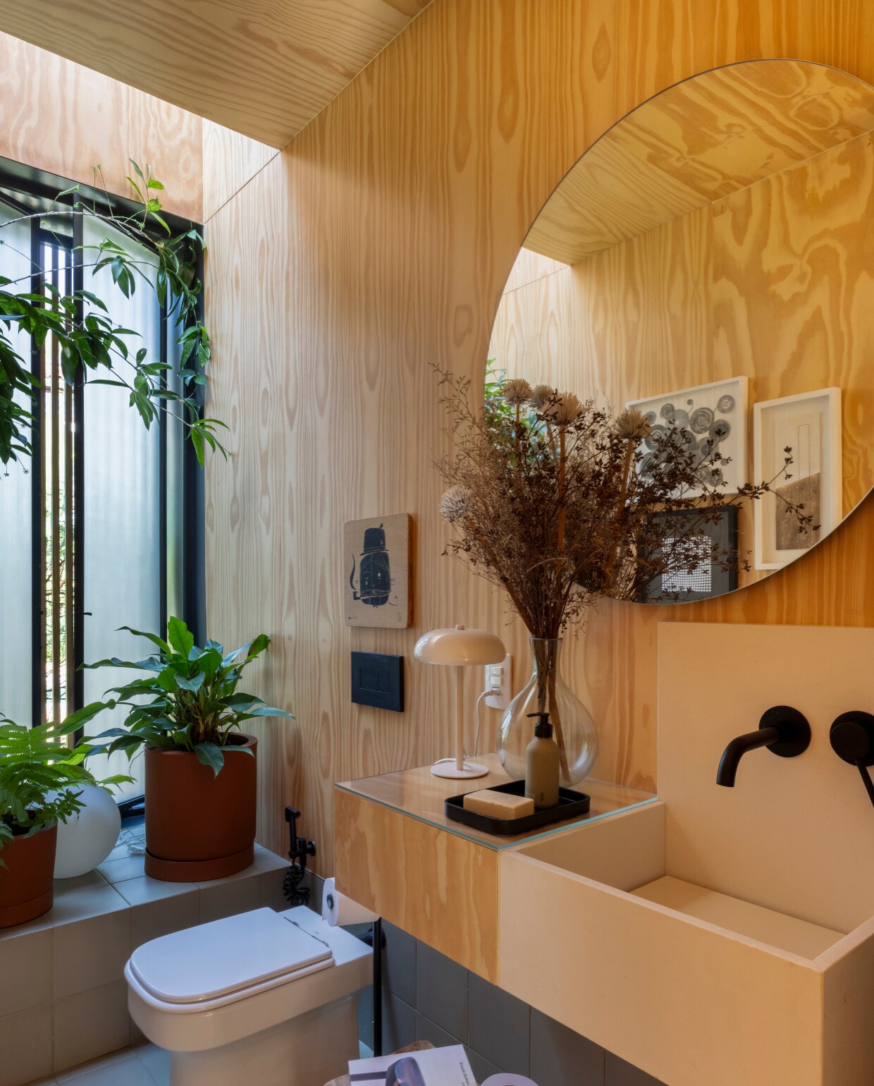 De badkamer bekleed met grenen multiplex, ontworpen door Embyá. Keramische vloertegels met retrolook van Decortiles. vtwonen 01-2025 | styling Simone Raitzik | fotografie Andre Nazareth