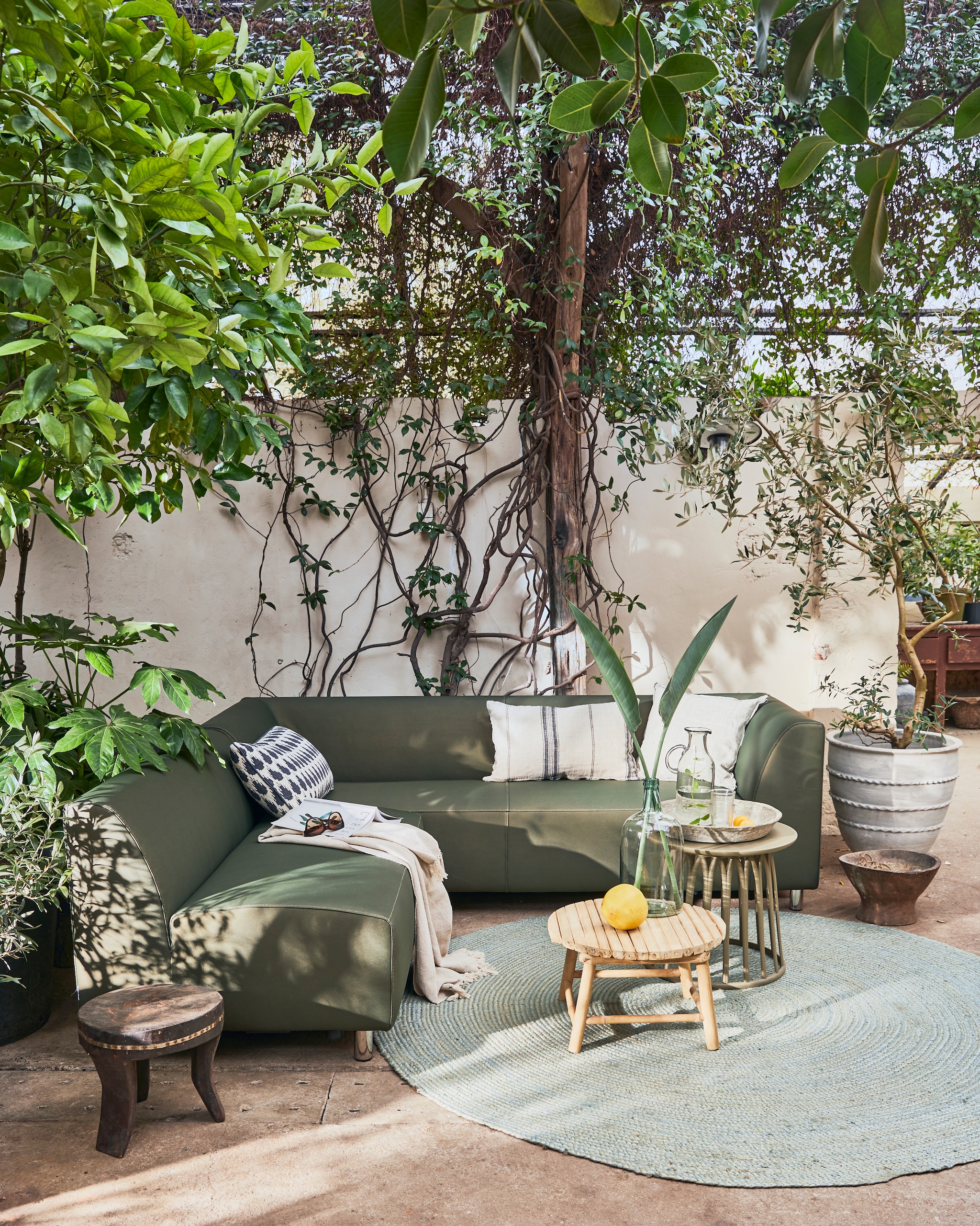 vtwonen buitencollectie - tuinbank Hollandia fotografie Jeroen van der Spek | styling Cleo Scheulderman