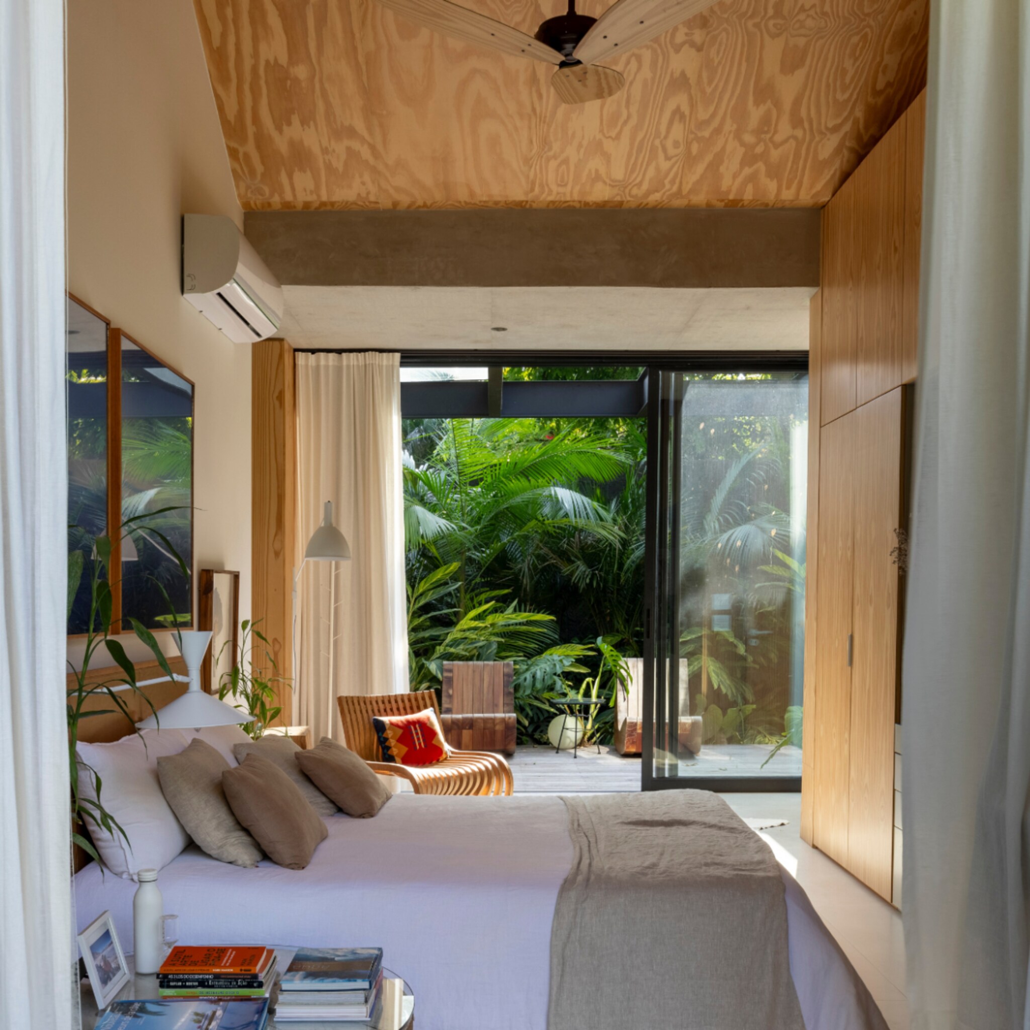 Slaapkamer met een houten plafond