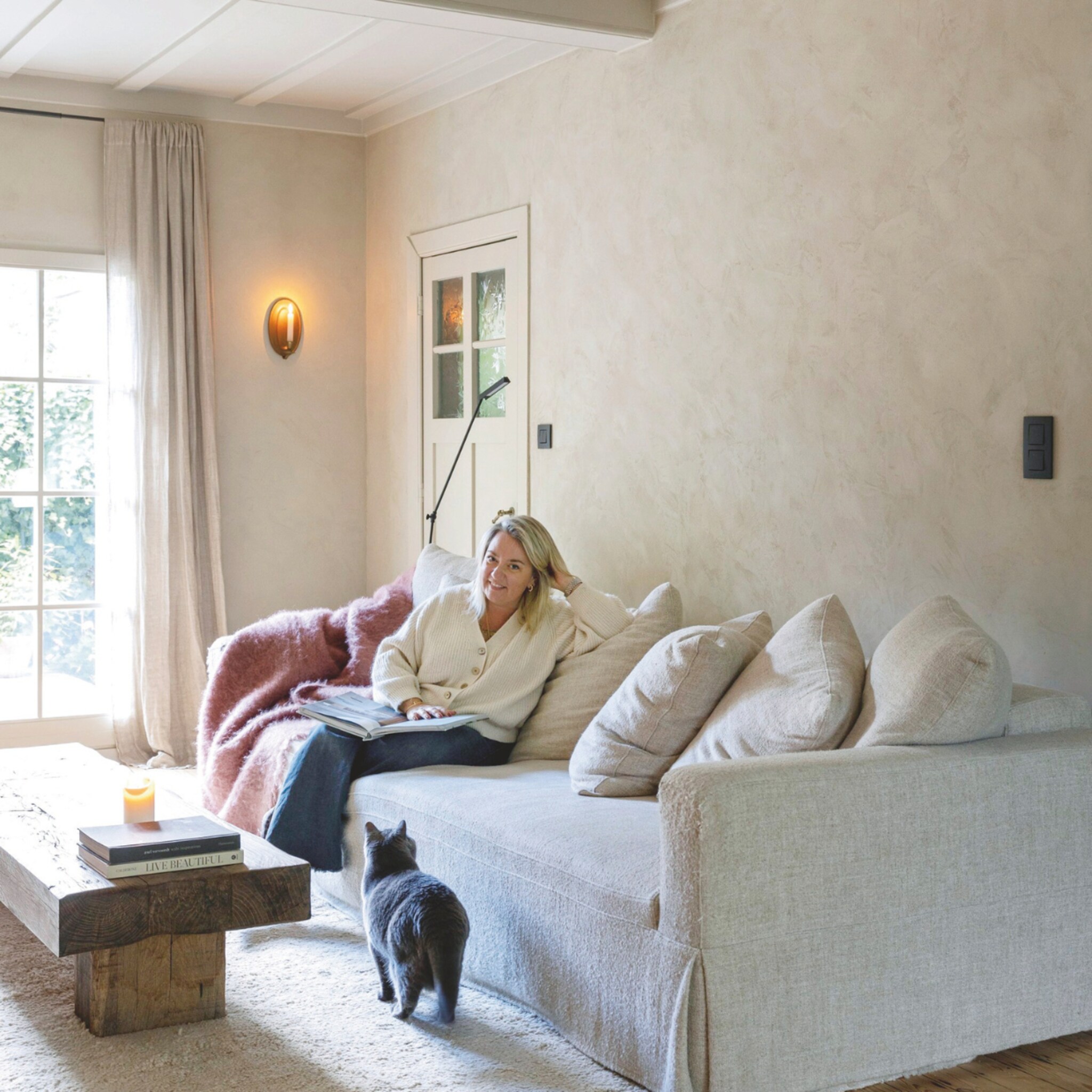 Binnenkijken in een landelijke woonkamer met een beige bank