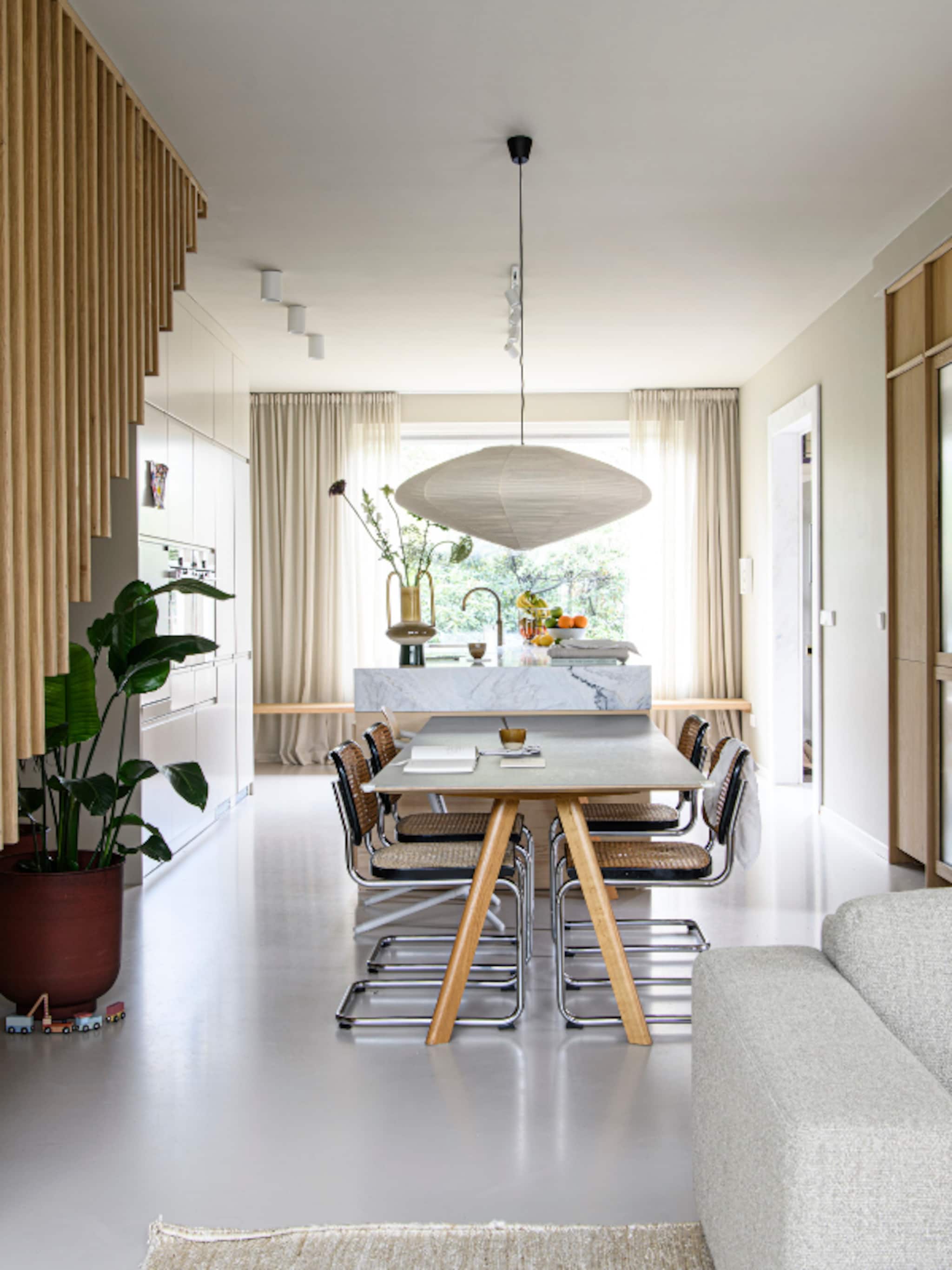woonidee halfopen speelhoek met houten maatkast