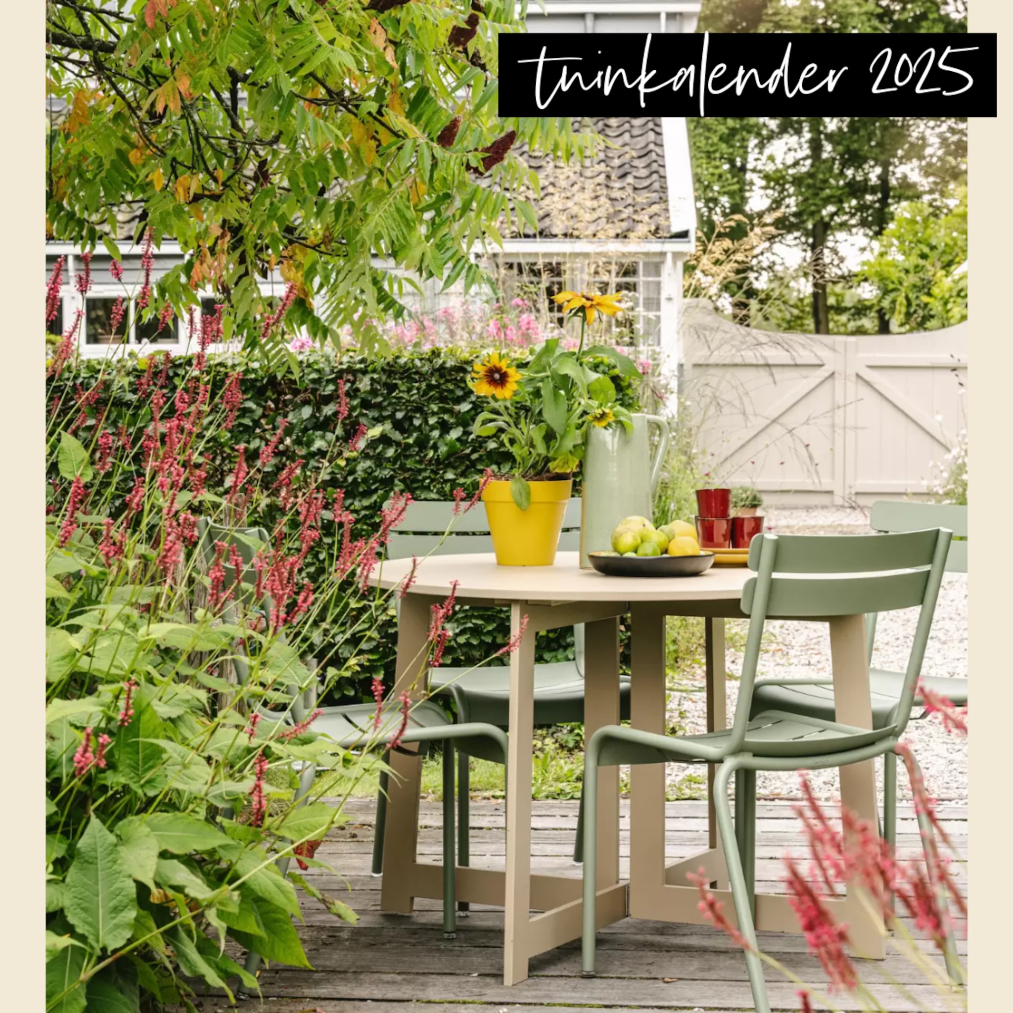 Tuin met groene heg en beige tuintafel