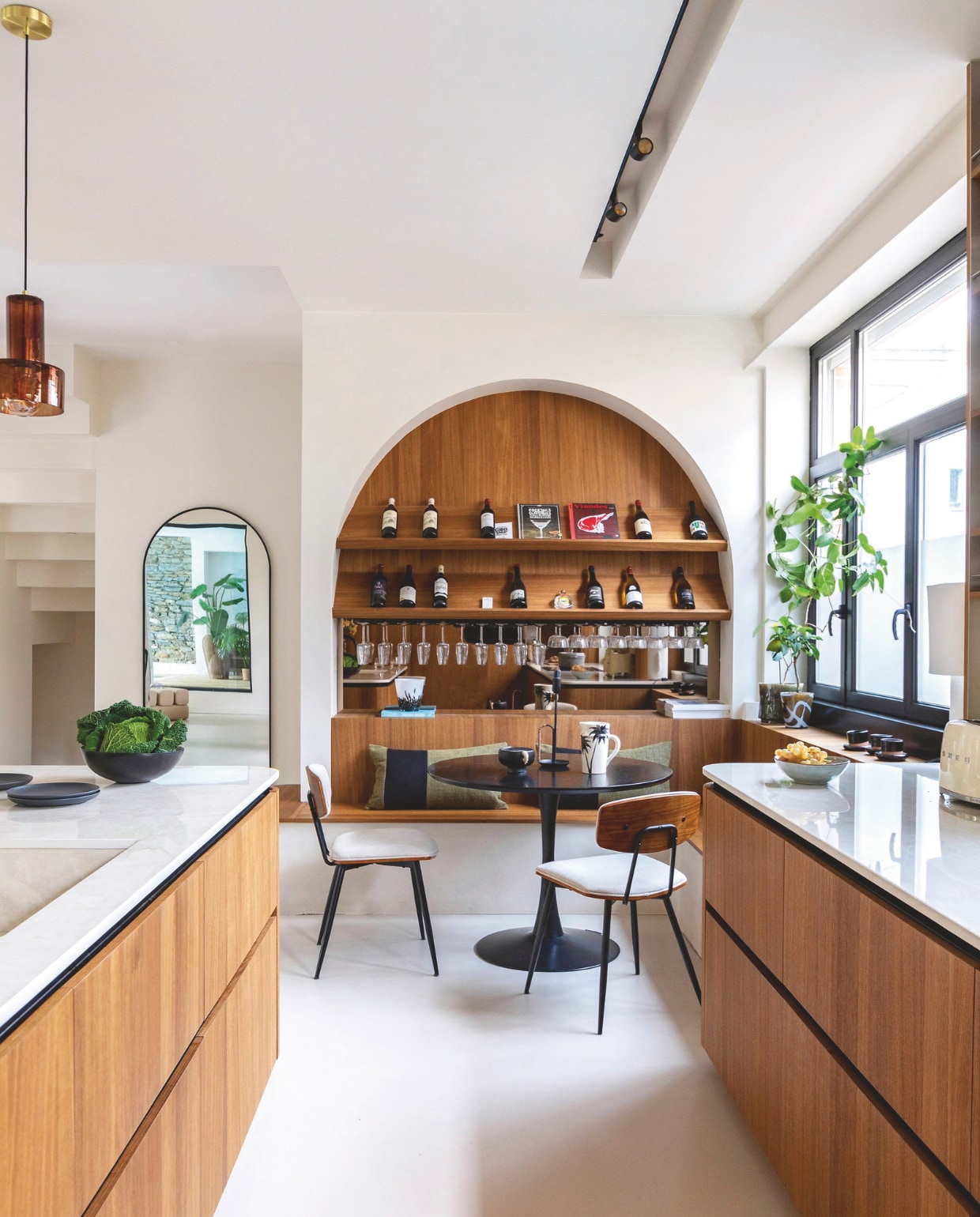 Eettafel Maisons du Monde. Stoelen Les Petits Princes, deze winkel bestaat niet meer. Linnen kussens op de banken zijn op maat gemaakt. Stijlvol Wonen 01-2025 | styling Marie-Maud Levron | fotografie Cecile Perrinet-Lhermitte | productie en brontekst AC Scoffoni