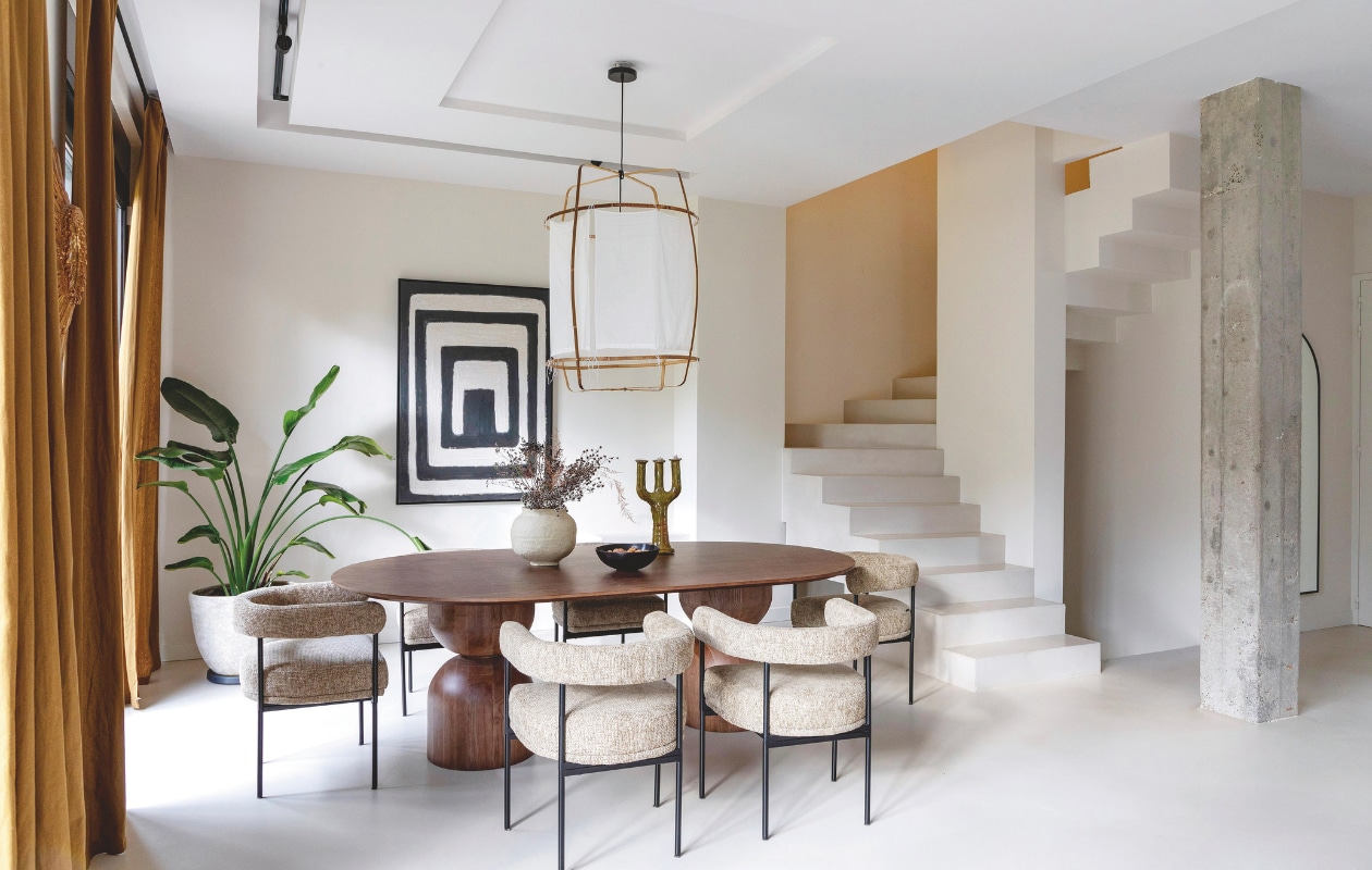 De eettafel van esdoornhout in walnootkleur is ontworpen door Anna en op maat gemaakt door Paf Factory in Portugal. Stoelen NV Gallery. Vaas Voyages Déco. Kandelaar meegebracht uit Marokko. Hanglamp Ay Illuminate. Stijlvol Wonen 01-2025 | styling Marie-Maud Levron | fotografie Cecile Perrinet-Lhermitte | productie en brontekst AC Scoffoni