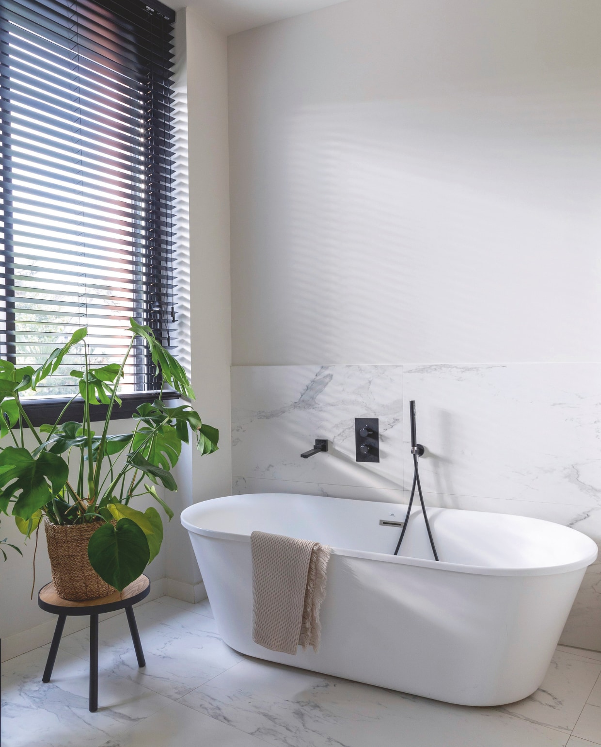 Badkuip Porcelanosa. Stijlvol Wonen 01-2025 | styling Marie-Maud Levron | fotografie Cecile Perrinet-Lhermitte | productie en brontekst AC Scoffoni