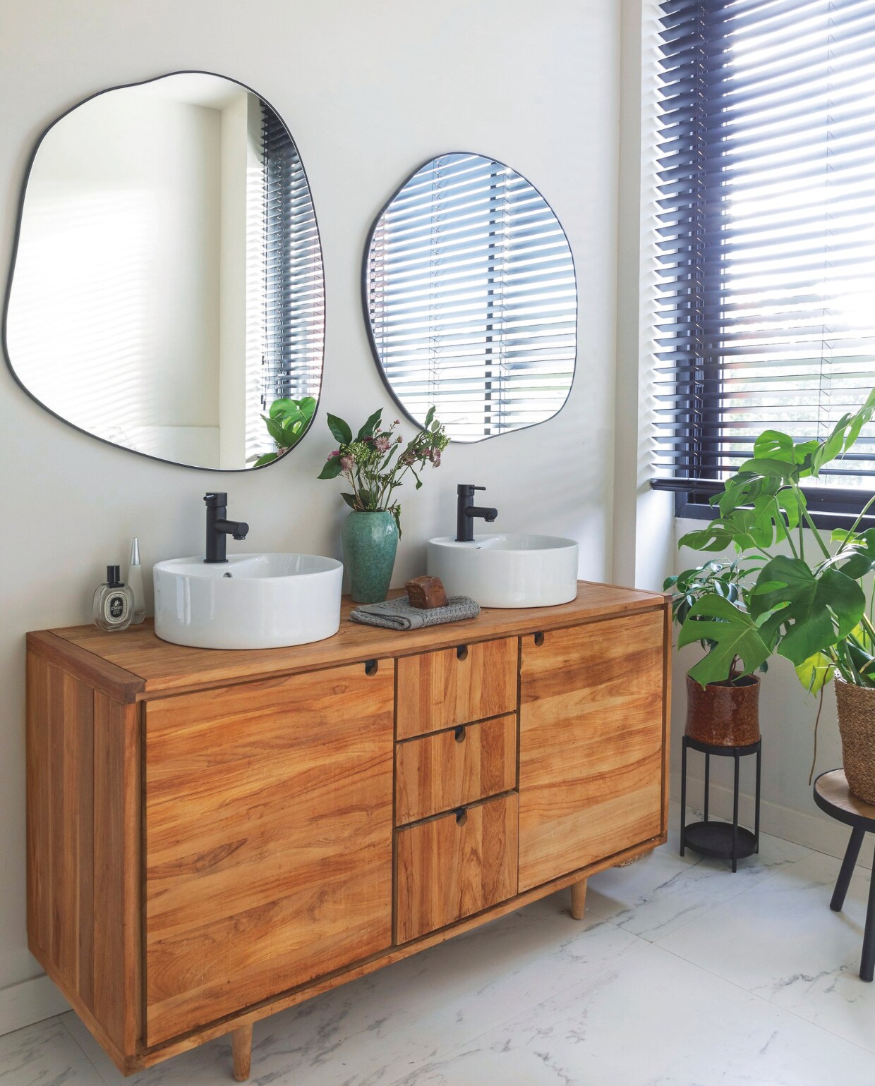 Het wastafelmeubel is van de vorige eigenaars. Spiegels van Am.pm via La Redoute. Stijlvol Wonen 01-2025 | styling Marie-Maud Levron | fotografie Cecile Perrinet-Lhermitte | productie en brontekst AC Scoffoni