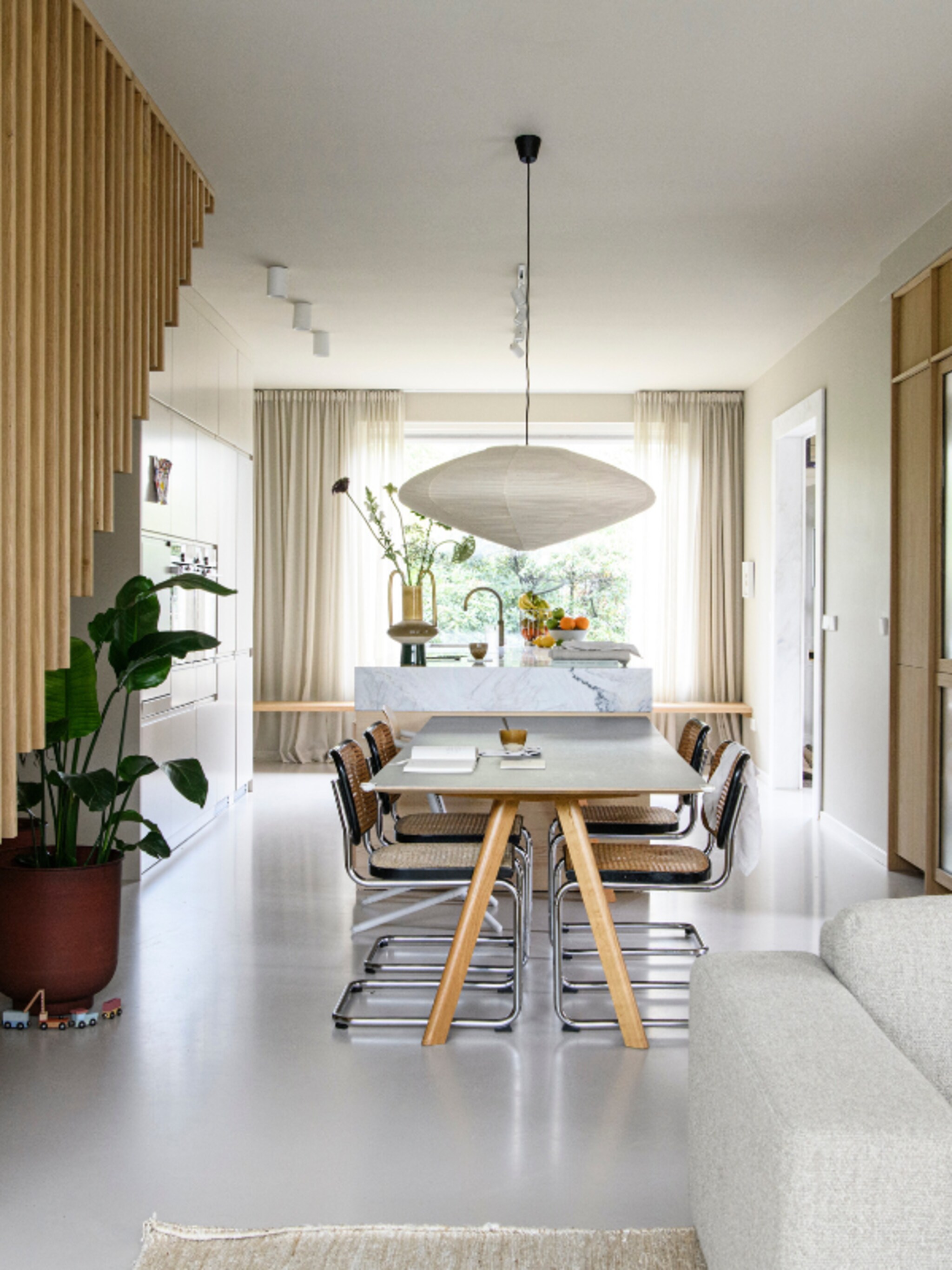binnenkijken in een modern gezinshuis met japandi vibes