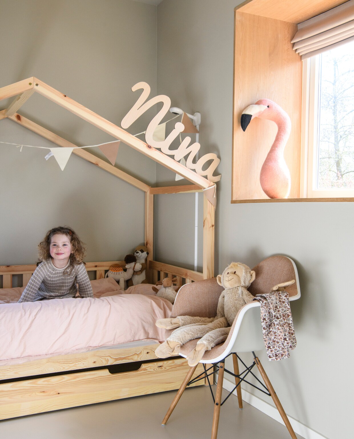 Kamer van Nina met bed Dallas van Vipack, flamingo Fiona Walker, stoel Daw van Vitra. vtwonen 01-2025 | styling Esther Loonstijn | fotografie Louis Lemaire