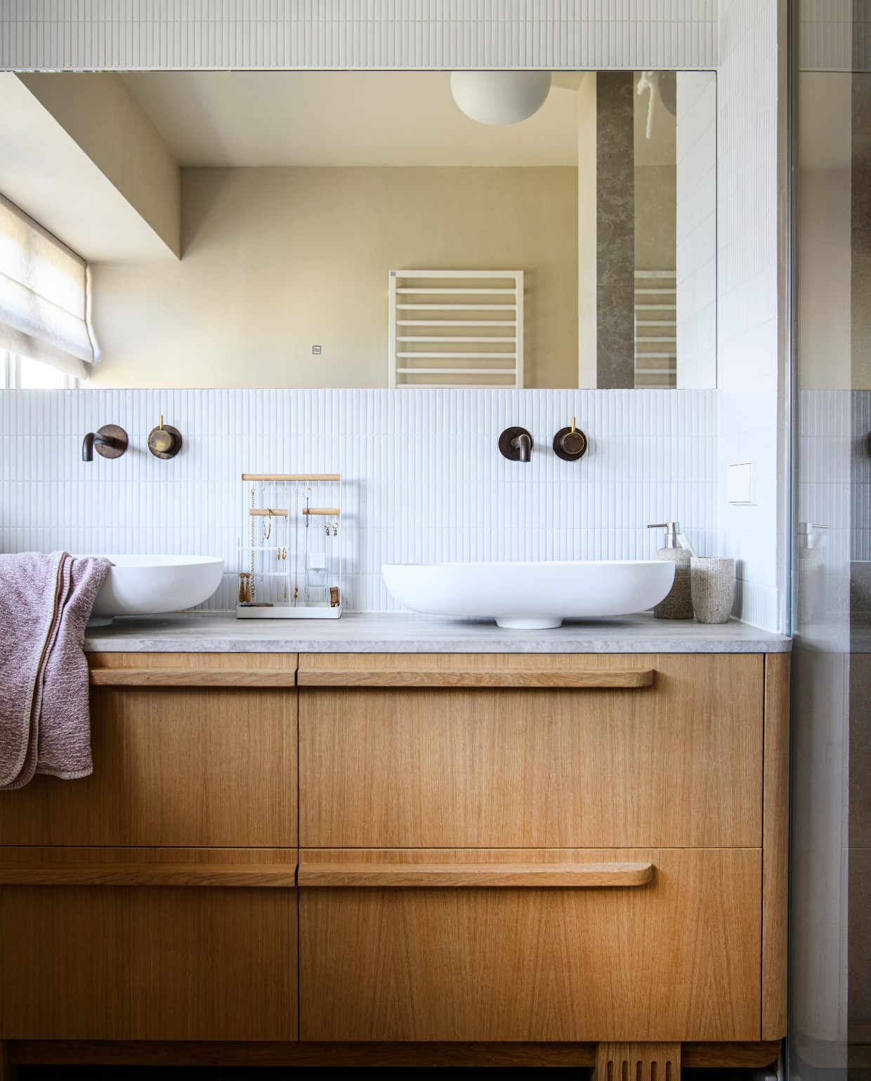 Badkamer ontworpen met Avenue Design Studio, verf Cementum Walls in Mushroom 287 van Lab Paint, kranen Cobber van Hotbath. Vloertegels Chambolino van Van den Heuvel & Van Duuren, tegels in koof Sevilla van The Mosaic Factory, marmer SolidNature.