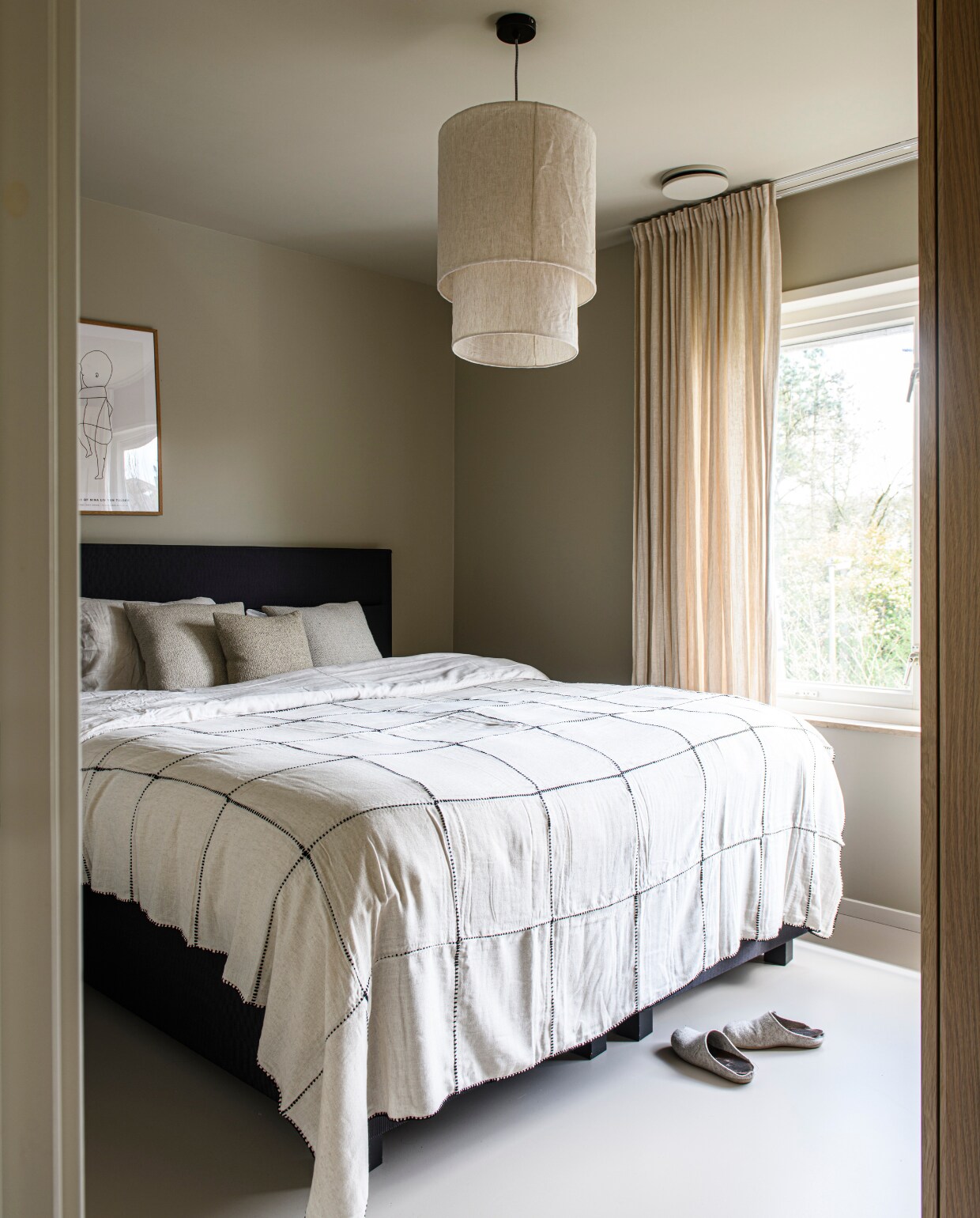 Bed Swiss Sense, hanglamp Henning van made.com, bedsprei Lalay, gordijnen Puerta van Designs of the Time, kussens Bolia. vtwonen 01-2025 | styling Esther Loonstijn | fotografie Louis Lemaire
