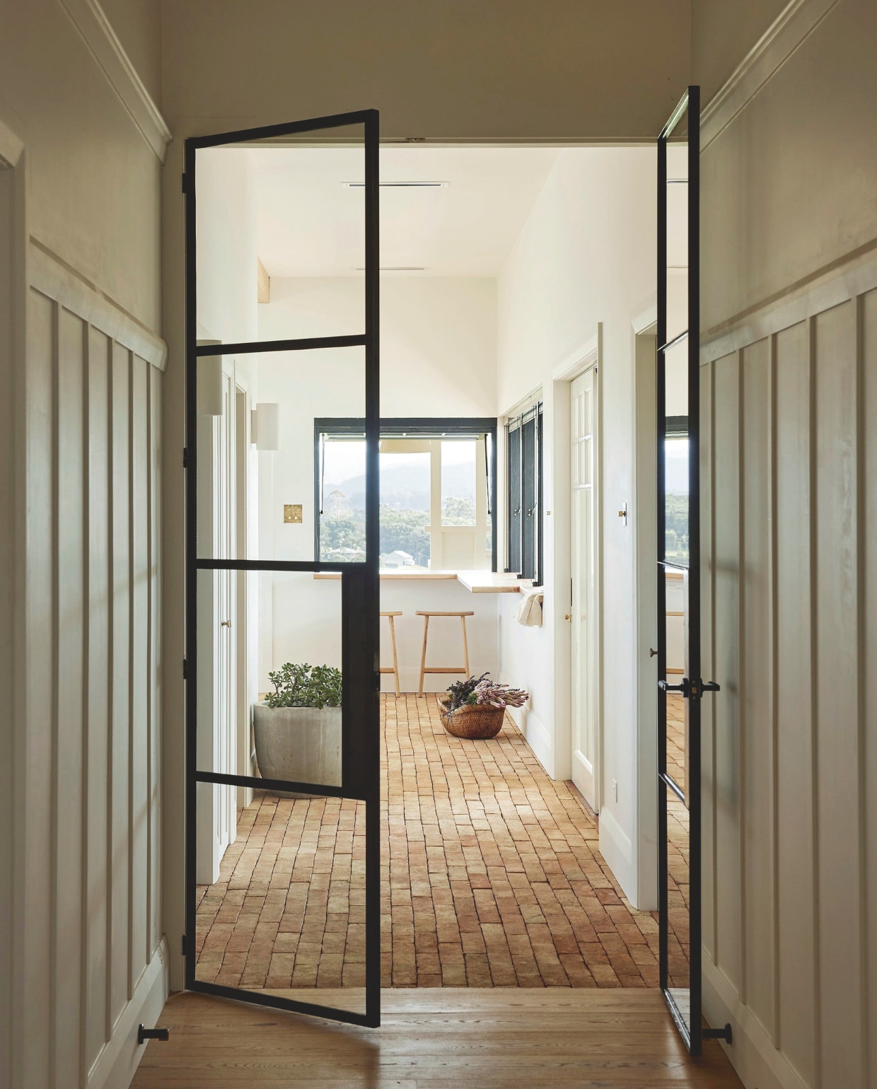 Stalen deuren in deze stijl Gewoon Gers. Stenen vloer in deze stijl Bricks van Castle Stones. Krukken RJ Living. vtwonen landelijk 01-2025 | fotografie Jessie Prince