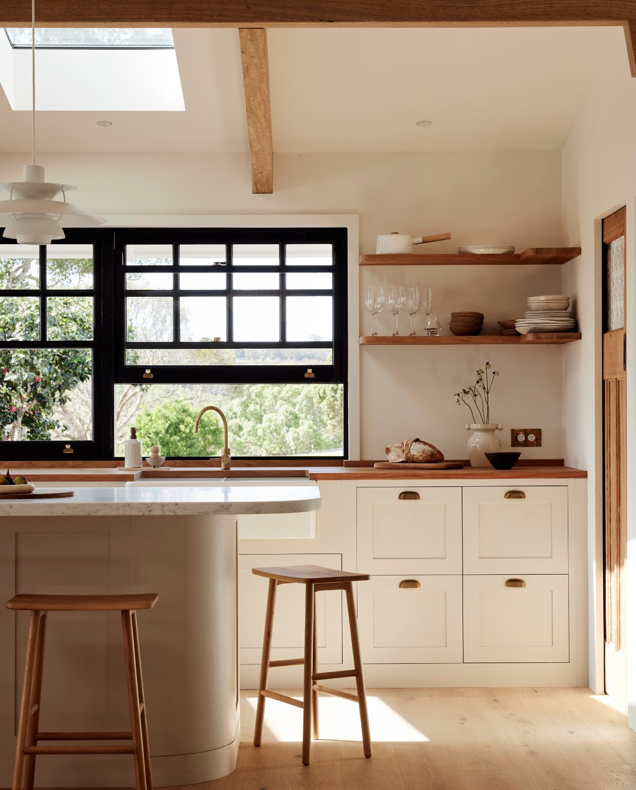 Blad op keukeneiland carraramarmer. Wasbak Turner Hastings. Kraan in Eco Brass van Astra Walker. Barstoelen RJ Living. vtwonen landelijk 01-2025 | fotografie Jessie Prince