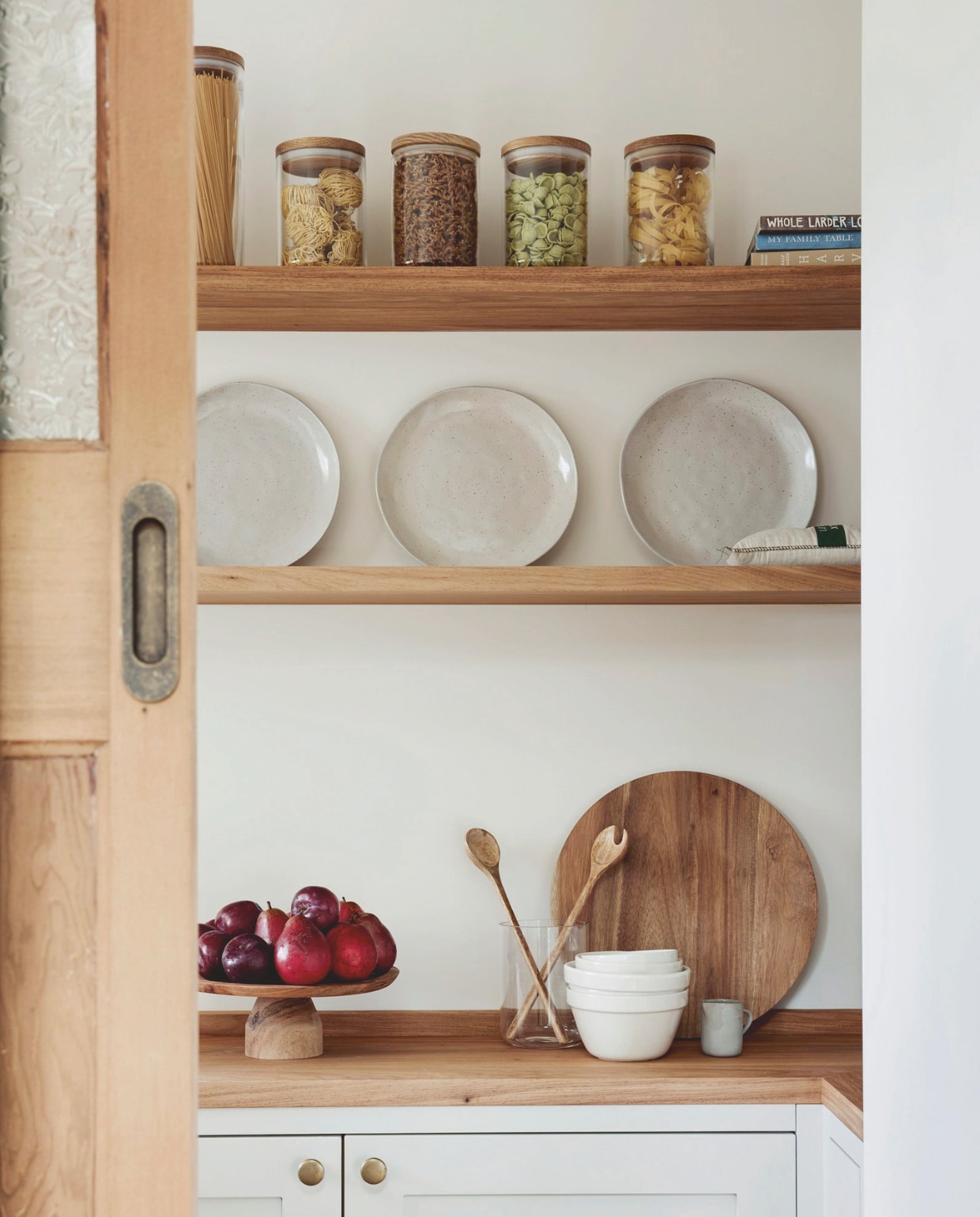 Op maat gemaakte bijkeuken Dynamic Kitchens. Blad en planken van palissanderhout. Knoppen Hepburn Hardware. Vergelijkbare borden Pomax. Vergelijkbare potten Hema. vtwonen landelijk 01-2025 | fotografie Jessie Prince