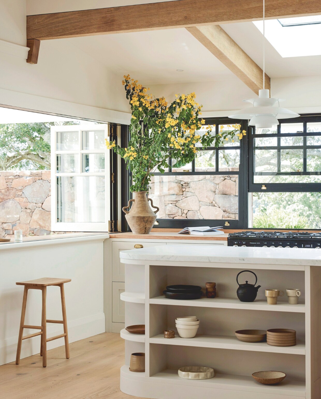 Keukenontwerp Ali Griffiths Interiors, gerealiseerd door Dynamic Kitchens. Geverfd in Quarter Grey Pepper van Porter’s Paints. Carraramarmeren keukeneilandblad Kruk RJ Living. vtwonen landelijk 01-2025 | fotografie Jessie Prince