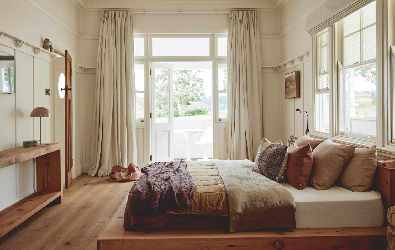 Bed en bedtafels Mark Tuckey. Bedlinnen Città. WandlampCreative Lighting Solutions. vtwonen landelijk 01-2025 | fotografie Jessie Prince