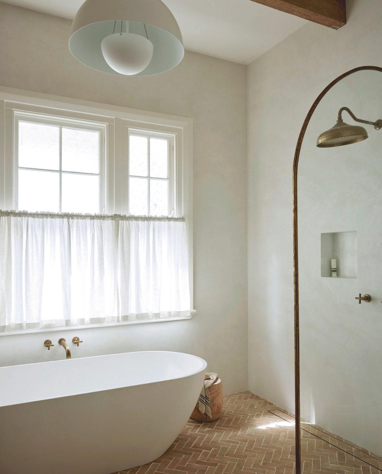 Muurafwerking Mineral Fox gerealiseerd door Royal Finish Plaster. Vloertegels Jatana Interiors. Kranen in Eco Brass van Astra Walker vtwonen landelijk 01-2025 | fotografie Jessie Prince