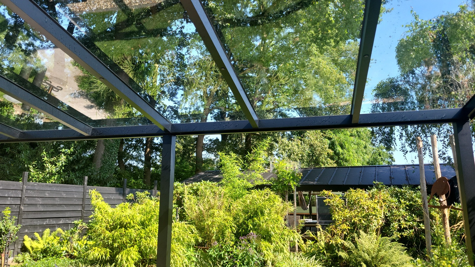 de tuin als tweede woonkamer zo maak je jouw buitenruimte weerbestendig