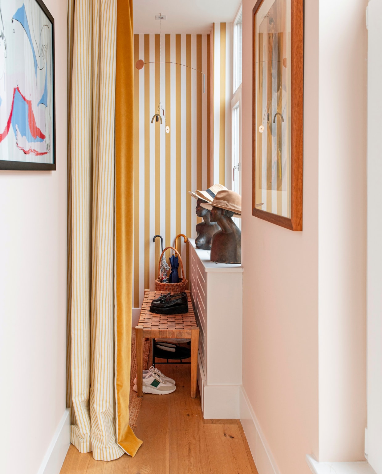 Gordijnen Hema, behang Summer Gray, bank Kave Home vtwonen 11-2024 | stying Jeske Weel | fotografie Caroline Coehorst