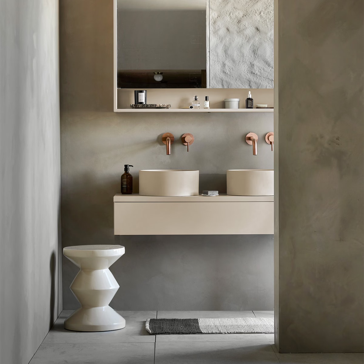 Kunststof spiegel Gorgeous in zand, inclusief ledstrip met bewegingssensor, 59,6x120x10 cm (lxbxd) € 500,- (ook verkrijgbaar in breedtematen 60 cm en 90 cm en in wit, grijs en zwart). Top Solid wastafel Wide in zand, 40x121x20 cm (lxbxd) € 870,- (ook verkrijgbaar in breedtematen 61 cm en 91 cm, in wit en in Quartz en Marmer). Kunststof afdekblad in mat zand, 120 cm € 240,-. Kunststof onderkast Tidy in zand, 1 lade met handgreep, 20x120x40 cm (lxbxd) € 737,- (ook verkrijgbaar in breedtematen 60 cm en 90 cm en in wit, grijs en zwart). Top Solid bad Endless in zand, 160x73x57 cm (lxbxd), inhoud 200 liter € 3450,- (ook verkrijgbaar in Quartz, grijs en zwart). Op vloer tegels Raw Sand van vtwonen, 60×120 cm, per m² € 74,-. Achter bad vtwonen tegels Raw Sand, 80×80 cm per m² € 69,50. vtwonen 05-2022 | styling Kim van Rossenberg | fotografie Peggy Janssen
