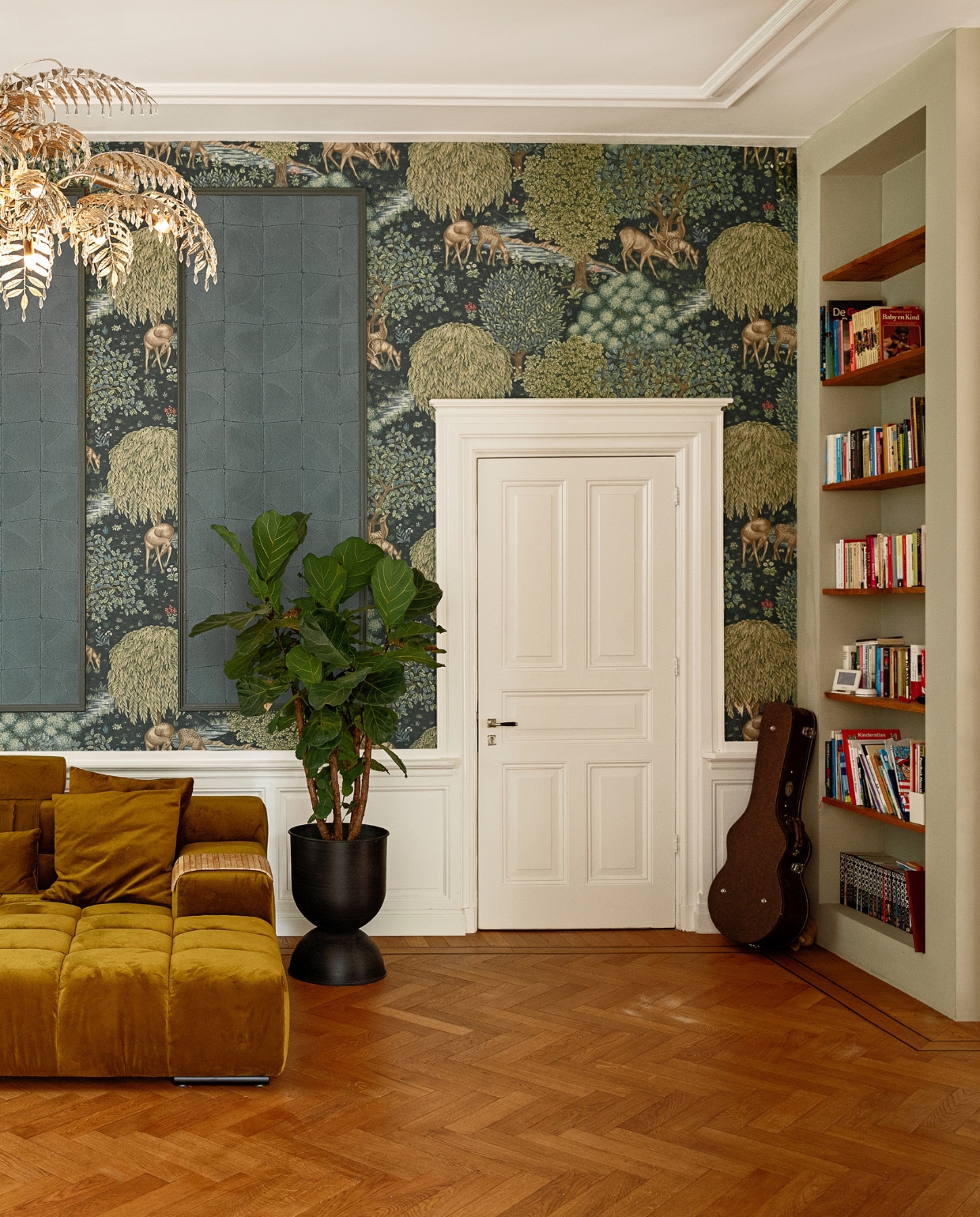 Vloer Visgraat Vloeren Specialist, stalen deuren Interior Elements, kleur muur en stalen deuren Ral 7032. Haard Haardspecialist van Manen, bank en kroonluchter Zitmaxx Wonen, lamp boven eettafel Lampidee, eettafel Zwaartafelen, stoelen Mobitec. Overig onbekend. vtwonen special binnenkijken 131-2024 | styling Ilona Jongepier | fotografie Dana van Leeuwen