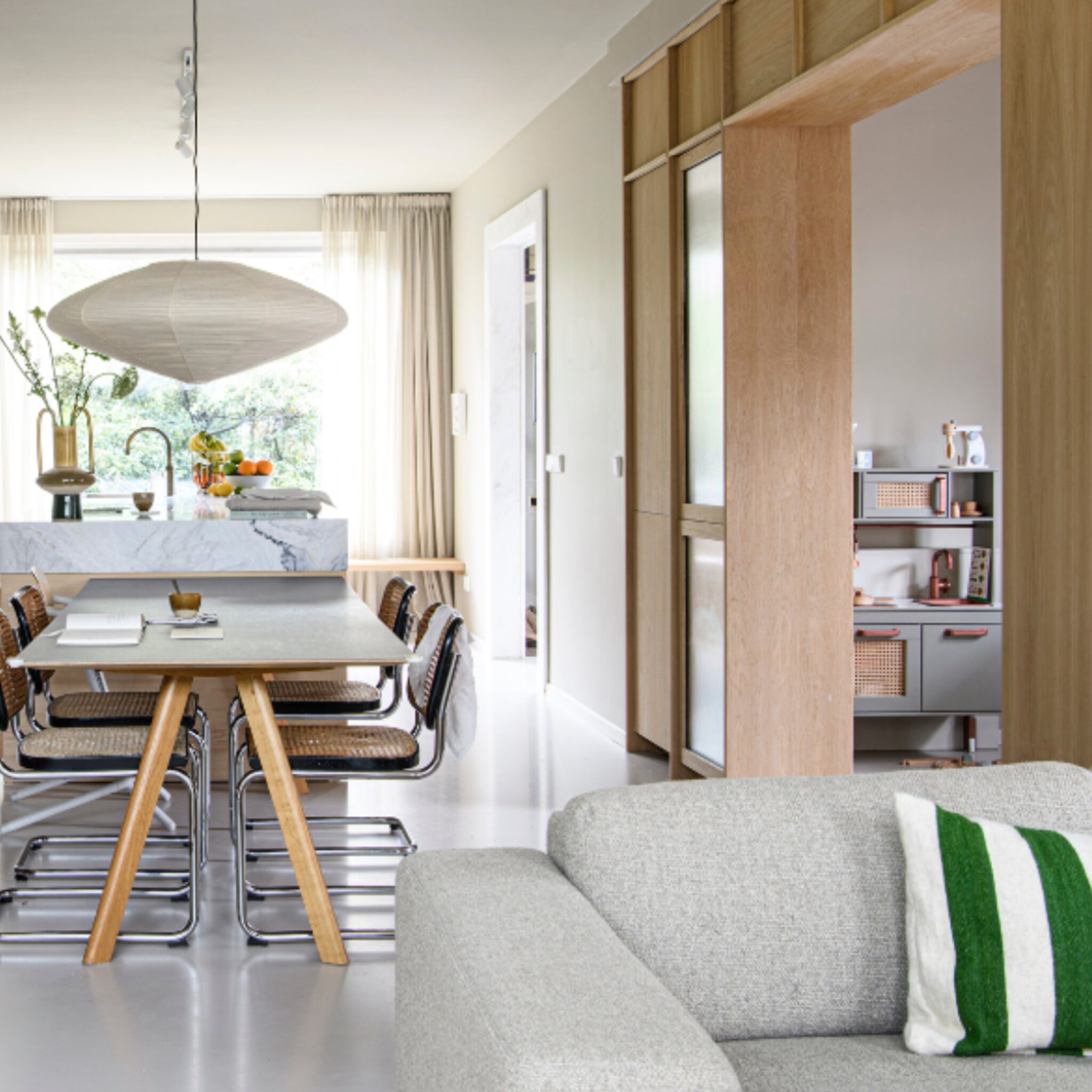 Eetkamer met houten wandpanelen