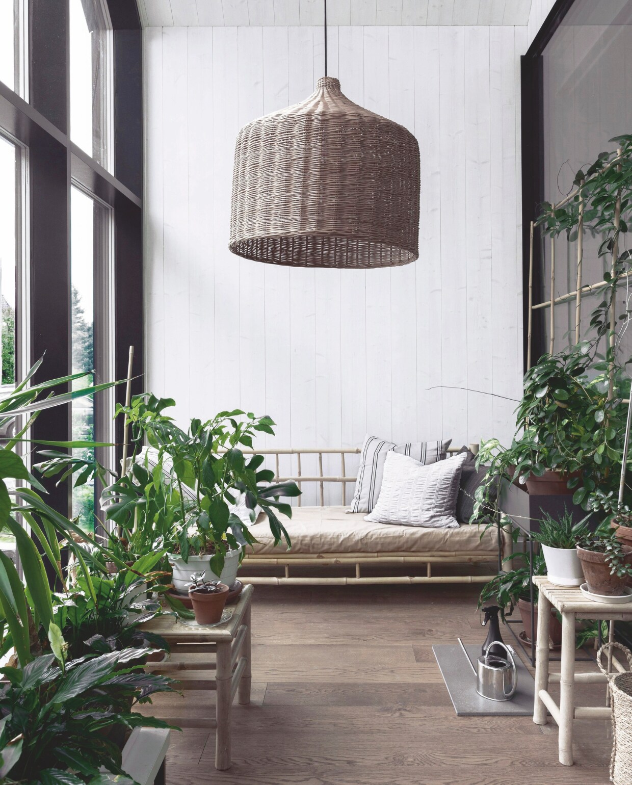 Bamboe bank Tine K Home. Wilgentenen hanglamp uit Oekraïne. vtwonen landelijk 01-2025 | styling &amp; fotografie Heikki Rautio