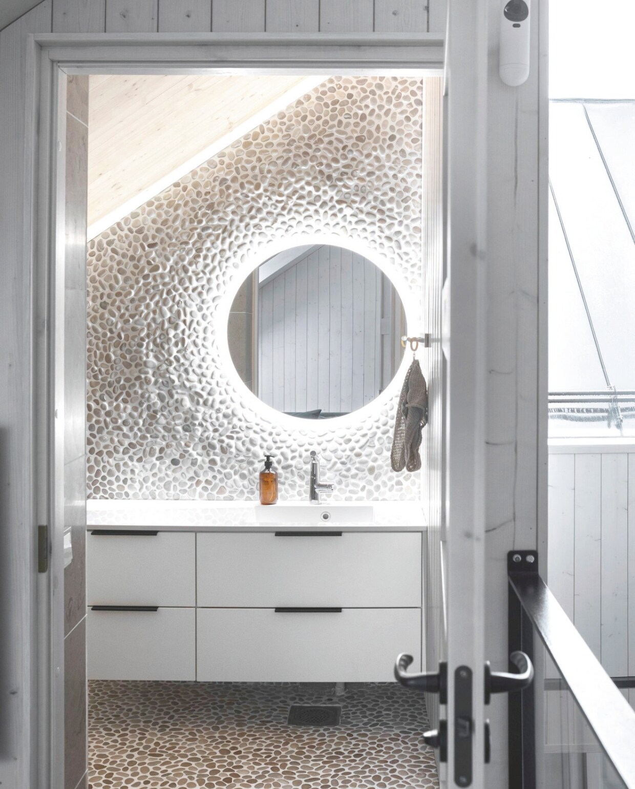 Wastafelmeubel Taipuu Woodworks. Waskom van Corian. Kraan Oras. Muur van kiezelstenen van Ekland Stone. vtwonen landelijk 01-2025 | styling &amp; fotografie Heikki Rautio