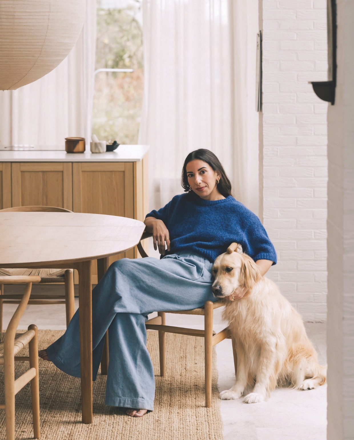 Lamp Lumière Shades. Eettafel Ethnicraft, stoelen Wishbone van Carl Hansen. Stijlvol wonen 02-2025 | fotografie Katoo Peeters