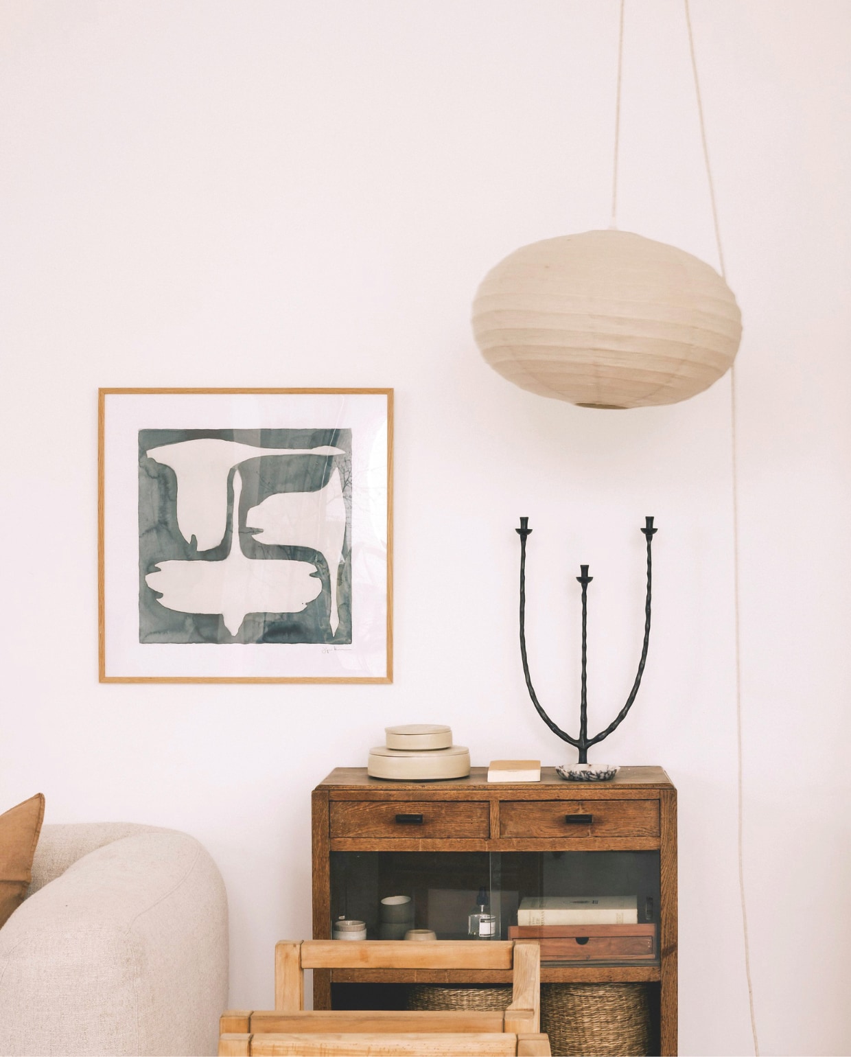 Vintage kast, lamp Lumiere Shades, print Pstr Studio. Stijlvol wonen 02-2025 | fotografie Katoo Peeters