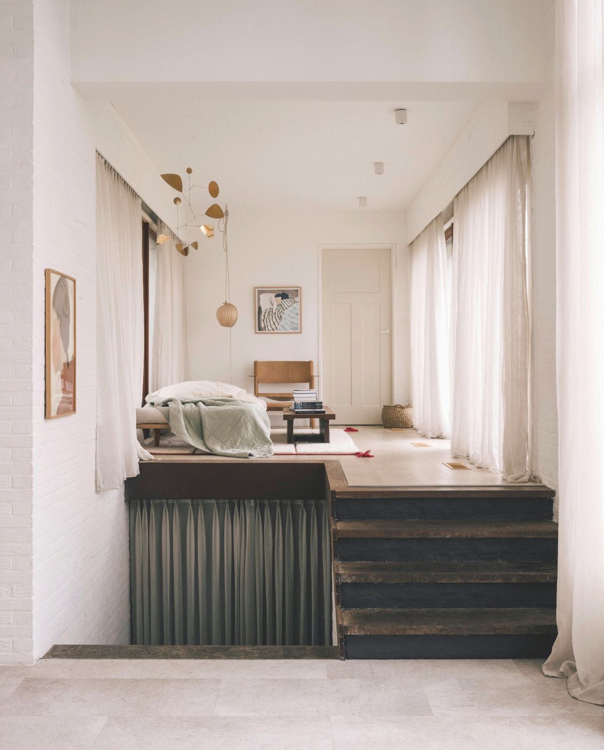 Ook het daybed is een eigen ontwerp van Sumeyya. Vloerkleed Woven Works, fauteuil Soft Lounge van Takt. Mobile Lappalainen. Stijlvol wonen 02-2025 | fotografie Katoo Peeters