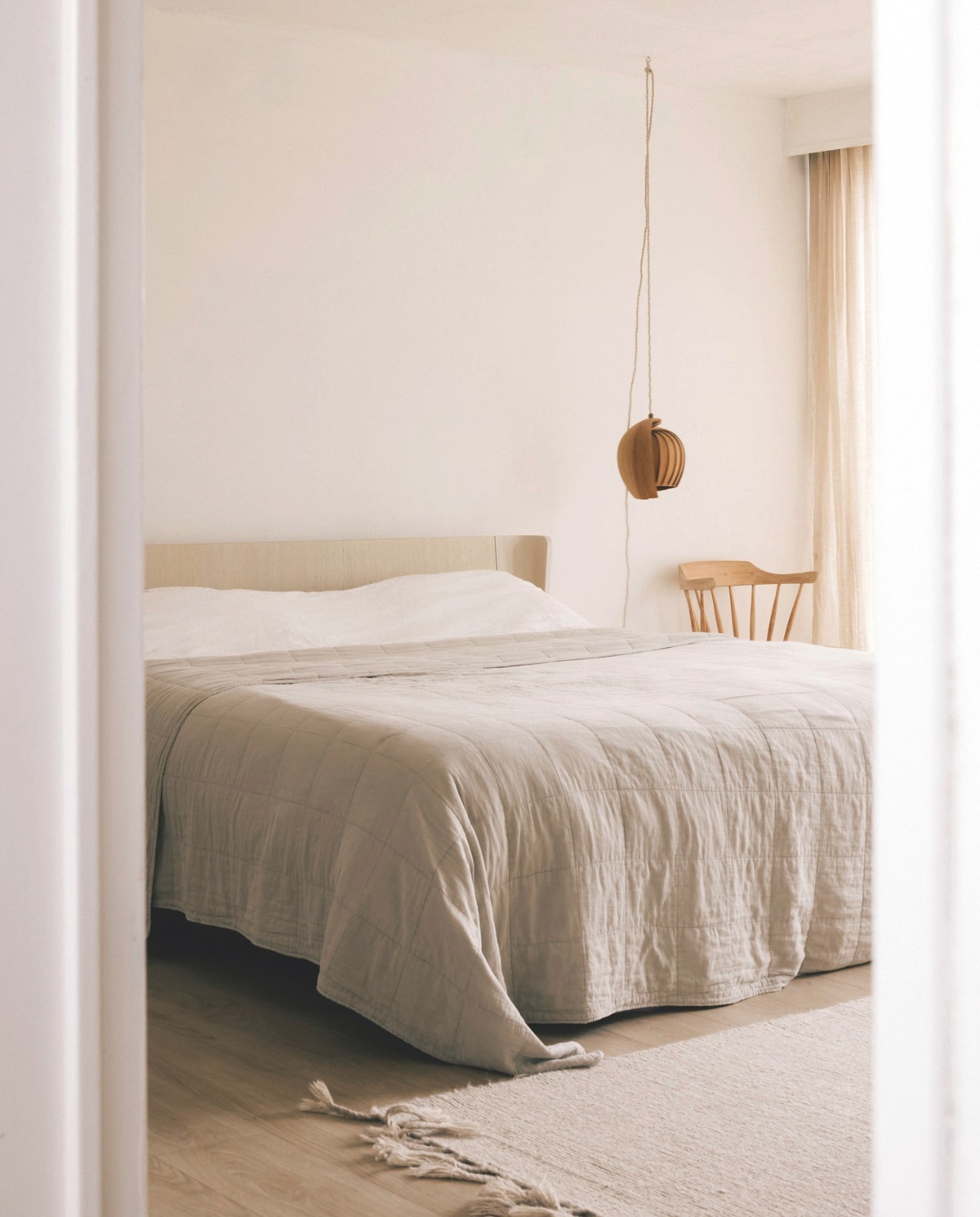 De handgemaakte 25Lamp van Kovac Family zorgt voor een zacht accent inde slaapkamer. Stijlvol wonen 02-2025 | fotografie Katoo Peeters
