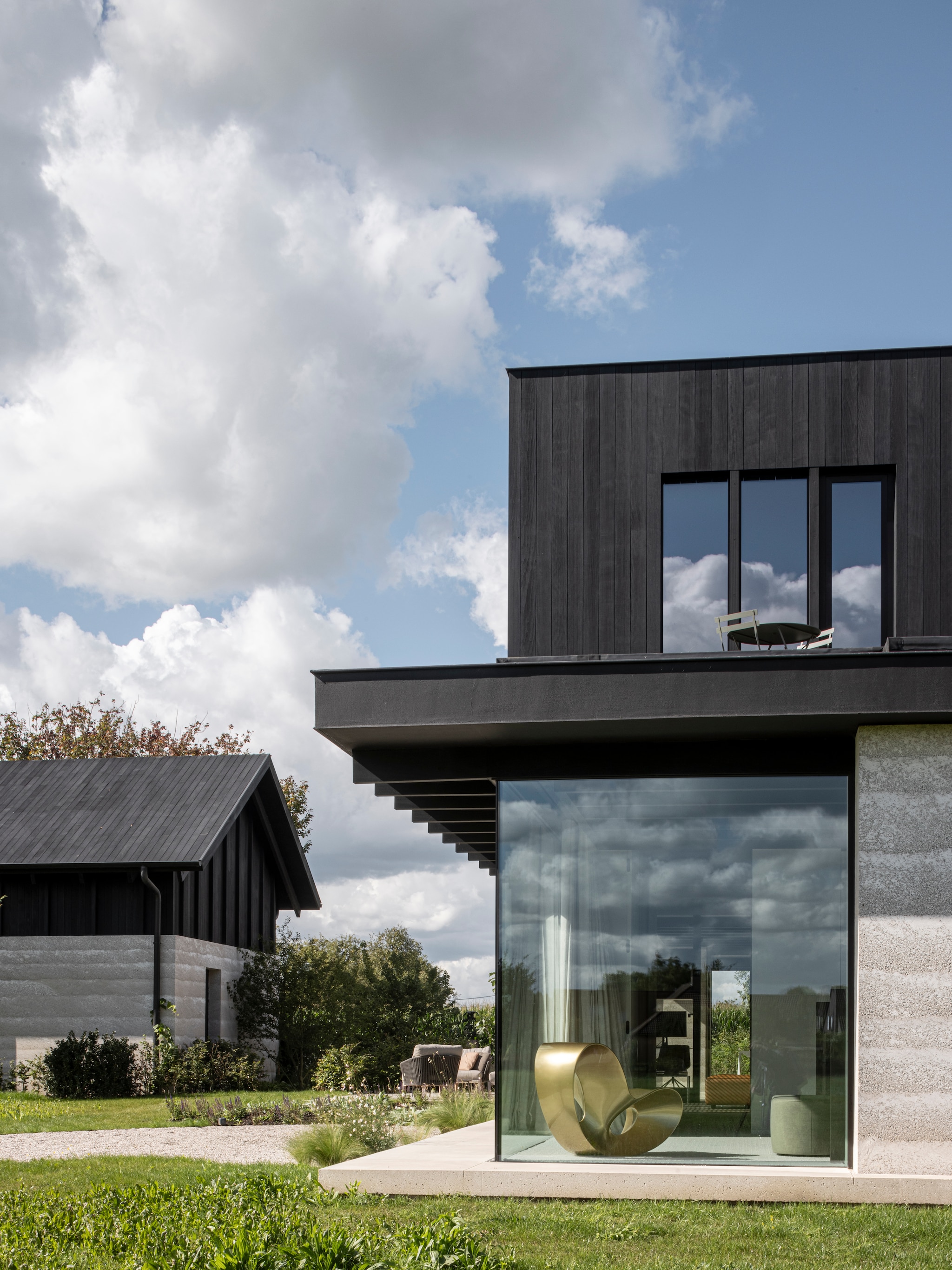brutalistische hoeve anno nu twee units vormen een hedendaags ensemble